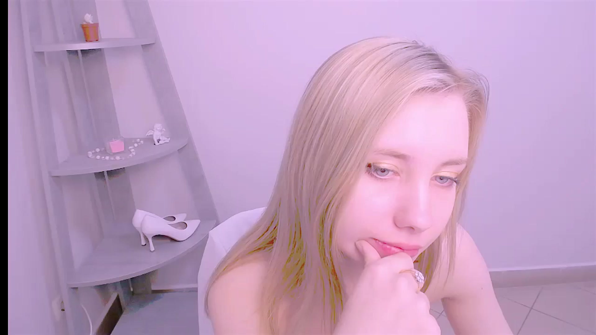 Gallery image thumbnail from AliceFire_'s myfreecams stream on, 09/18/2024, 11:15 image 1 of 20