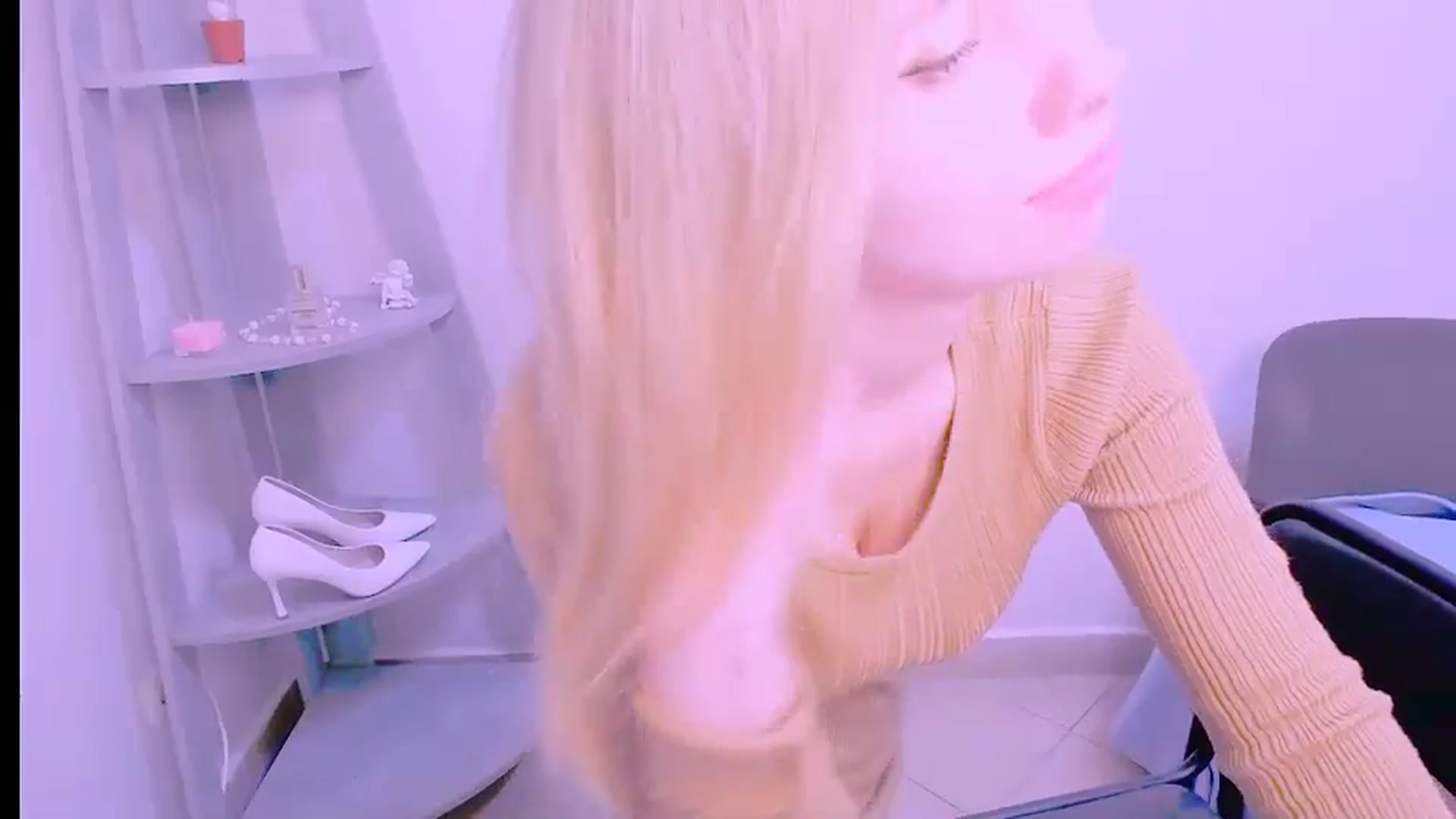Gallery image thumbnail from AliceFire_'s myfreecams stream on, 10/19/2024, 12:46 image 17 of 20