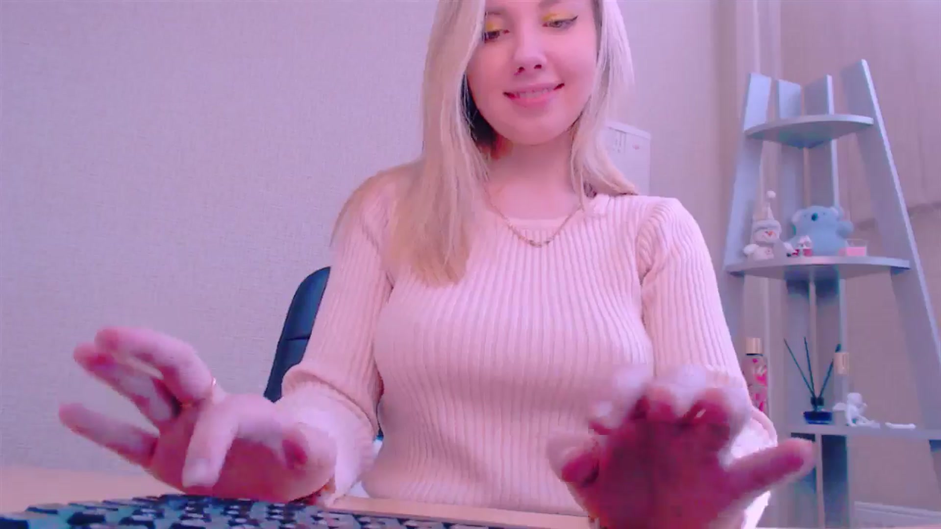 Gallery image thumbnail from AliceFire_'s myfreecams stream on, 02/13/2025, 11:54 image 17 of 20