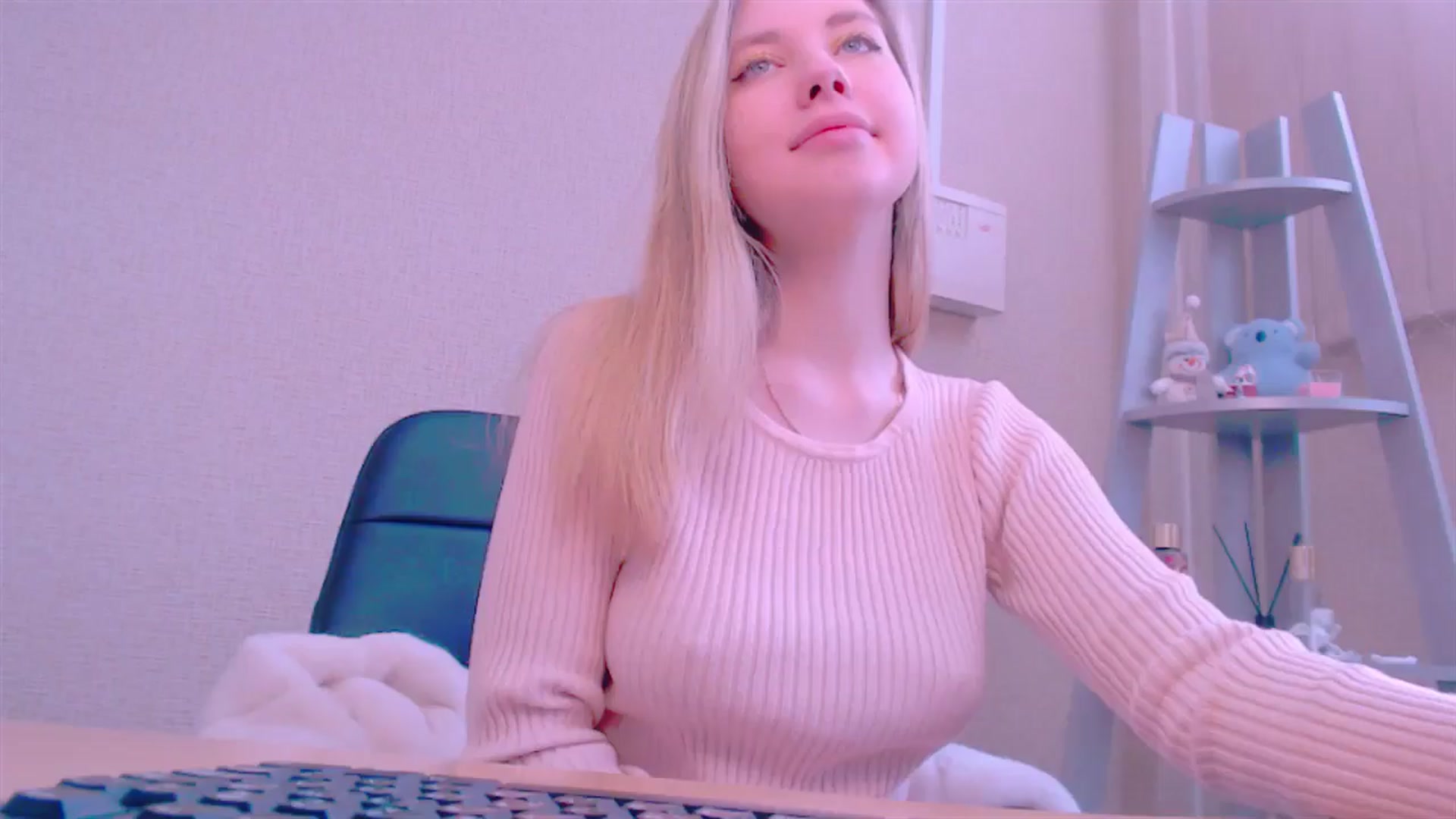 Gallery image thumbnail from AliceFire_'s myfreecams stream on, 02/13/2025, 11:54 image 14 of 20