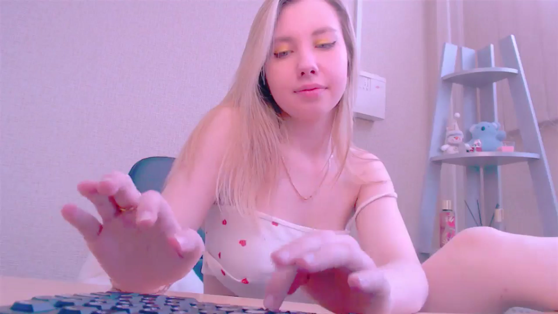 Gallery image thumbnail from AliceFire_'s myfreecams stream on, 02/13/2025, 11:54 image 9 of 20