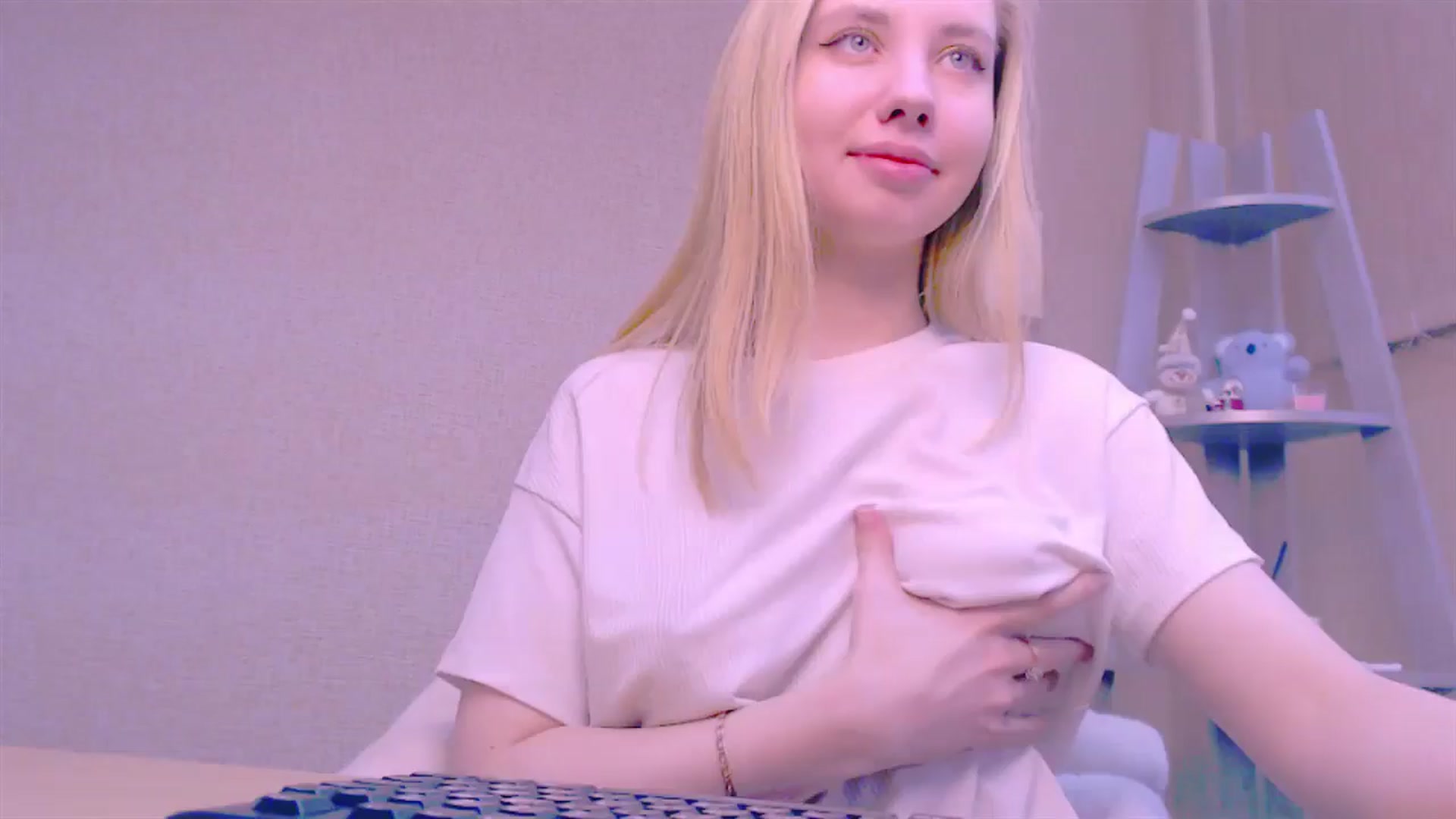 Gallery image thumbnail from AliceFire_'s myfreecams stream on, 02/14/2025, 12:07 image 5 of 20