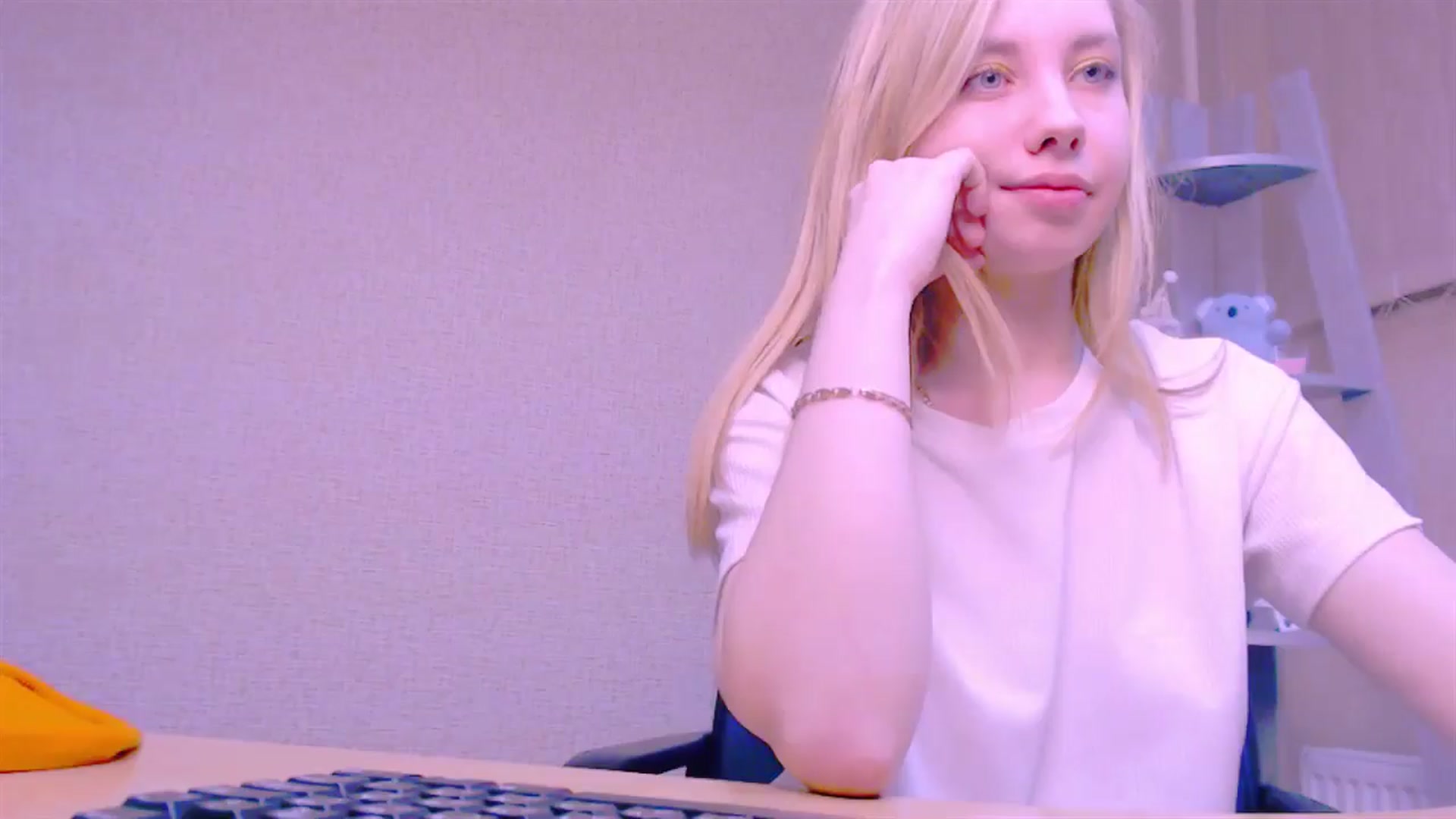 Gallery image thumbnail from AliceFire_'s myfreecams stream on, 02/14/2025, 14:45 image 19 of 20