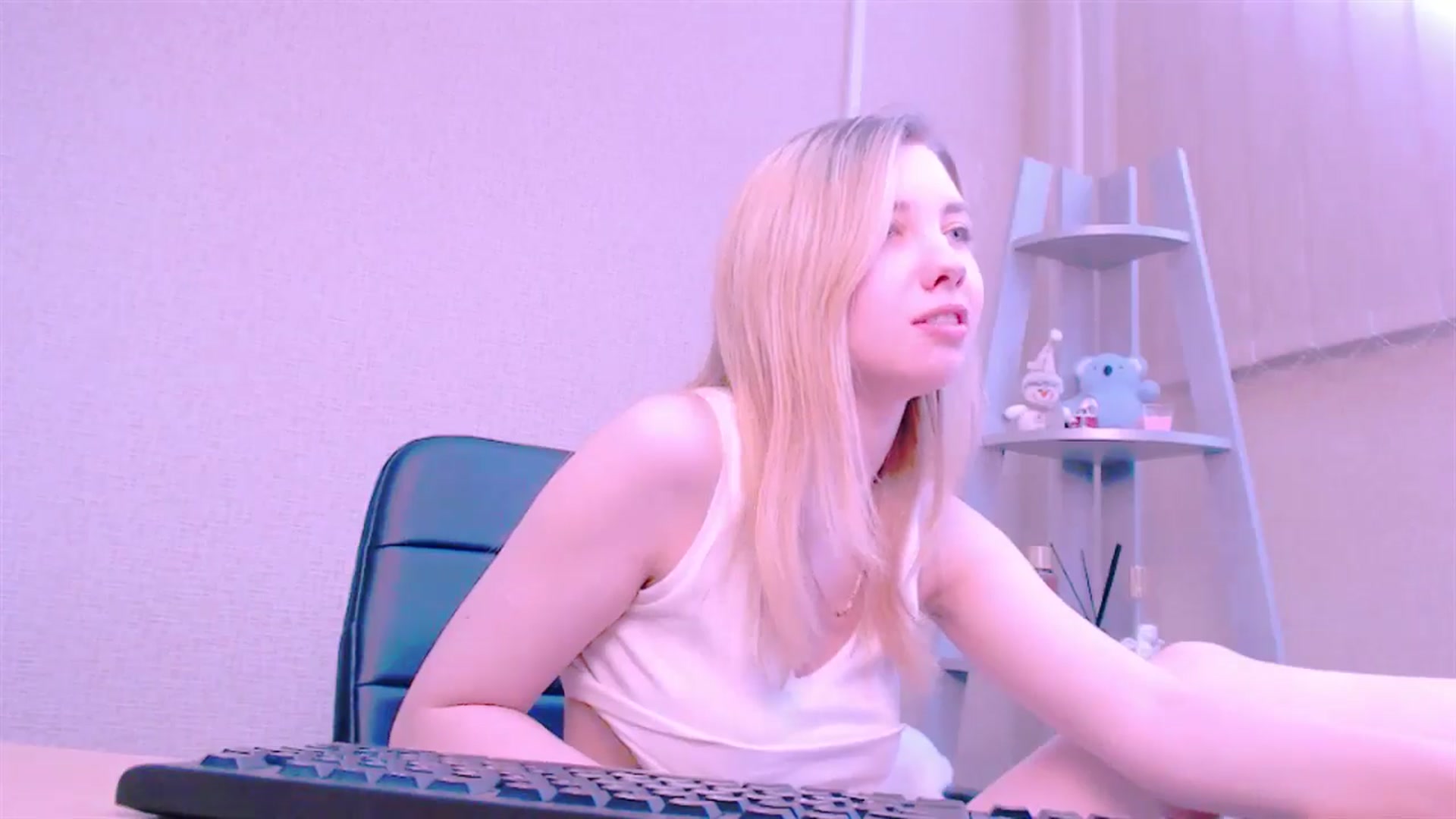 Gallery image thumbnail from AliceFire_'s myfreecams stream on, 02/18/2025, 11:54 image 18 of 20