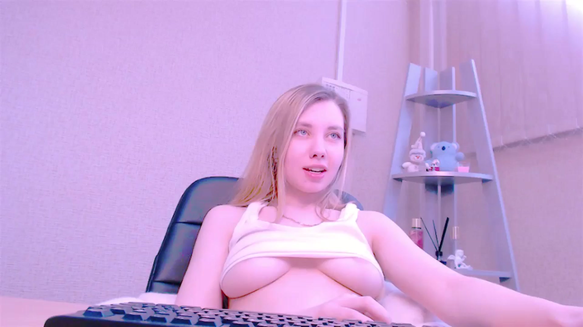 Gallery image thumbnail from AliceFire_'s myfreecams stream on, 02/18/2025, 11:54 image 14 of 20