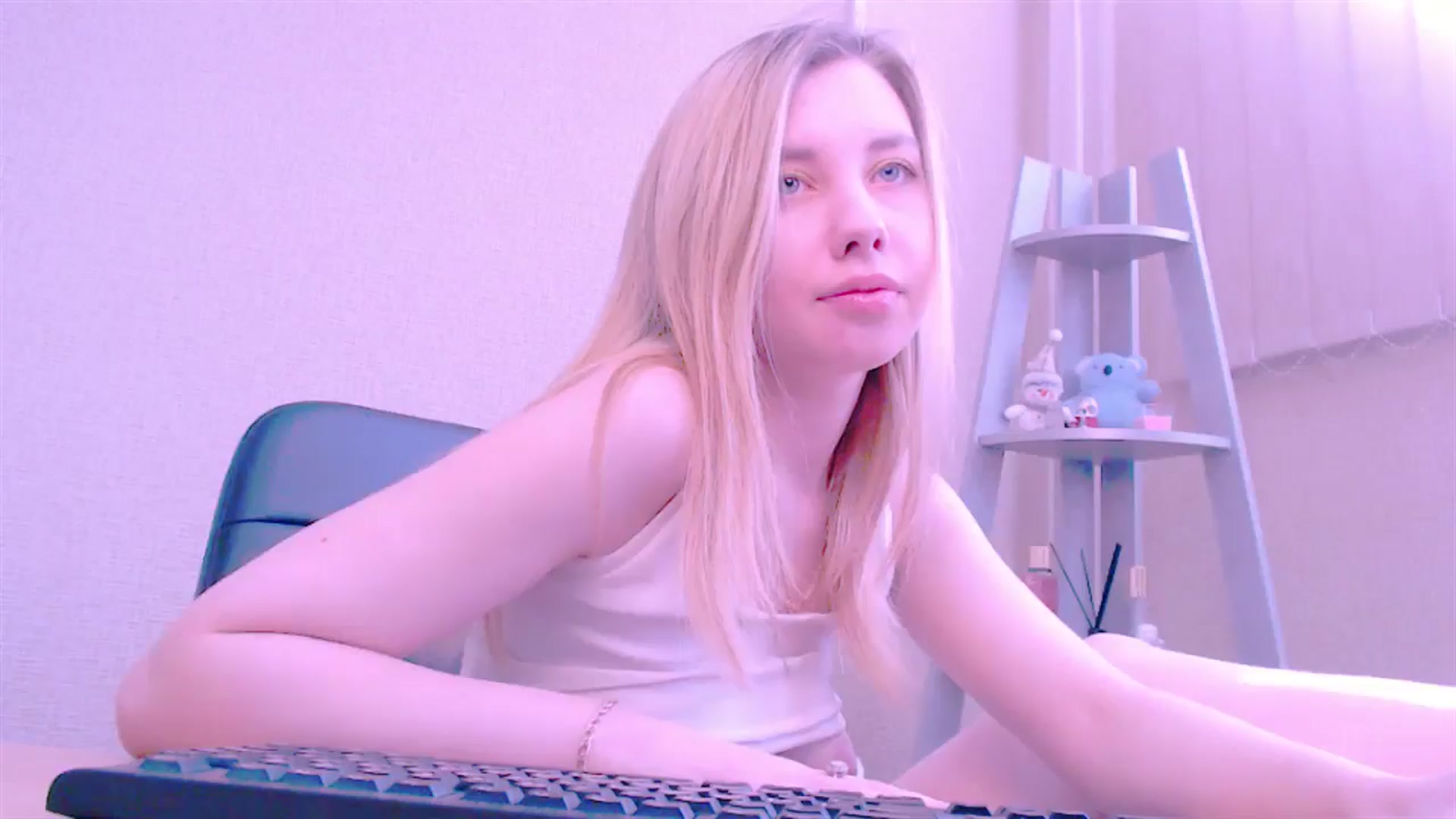 Gallery image thumbnail from AliceFire_'s myfreecams stream on, 02/18/2025, 11:54 image 17 of 20
