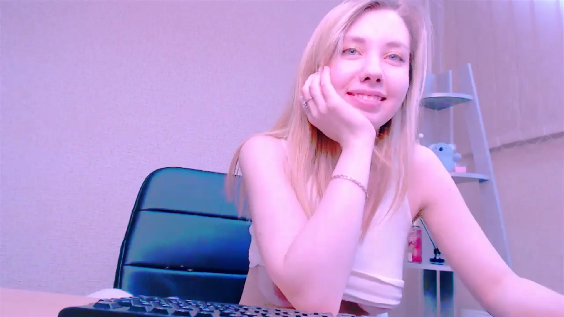 Gallery image thumbnail from AliceFire_'s myfreecams stream on, 02/18/2025, 13:00 image 15 of 20