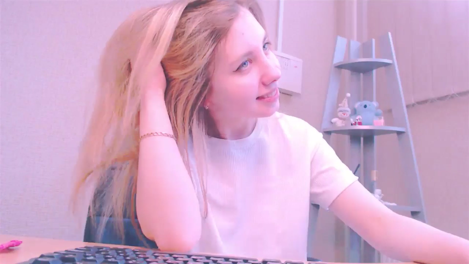 Gallery image thumbnail from AliceFire_'s myfreecams stream on, 02/21/2025, 12:27 image 12 of 20