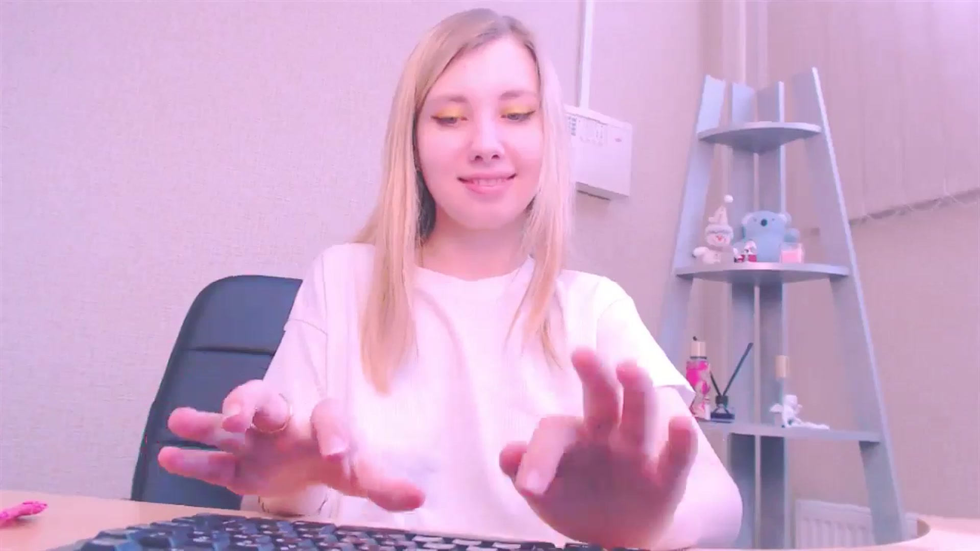 Gallery image thumbnail from AliceFire_'s myfreecams stream on, 02/21/2025, 12:27 image 13 of 20