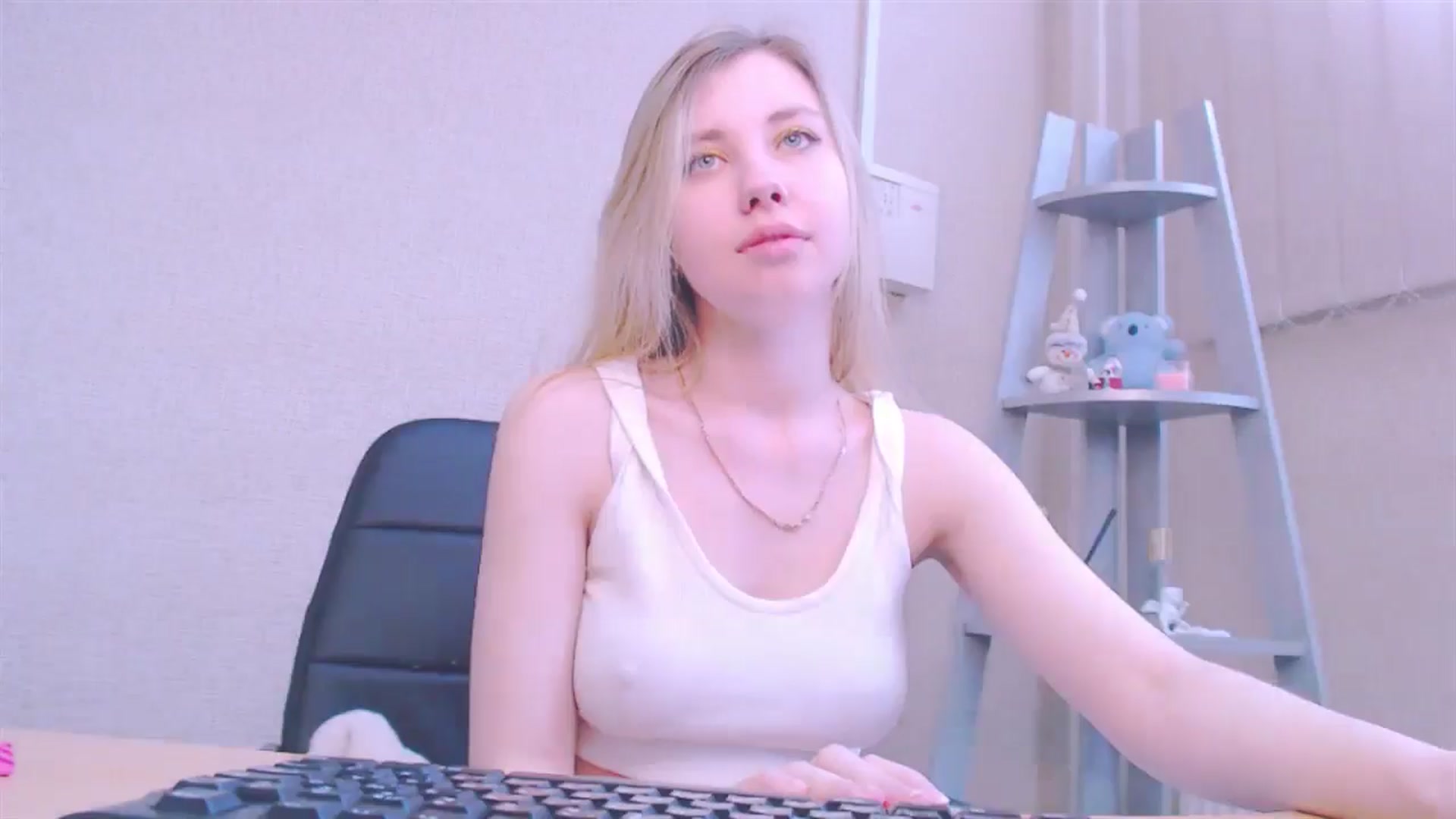 Gallery image thumbnail from AliceFire_'s myfreecams stream on, 02/21/2025, 12:27 image 7 of 20