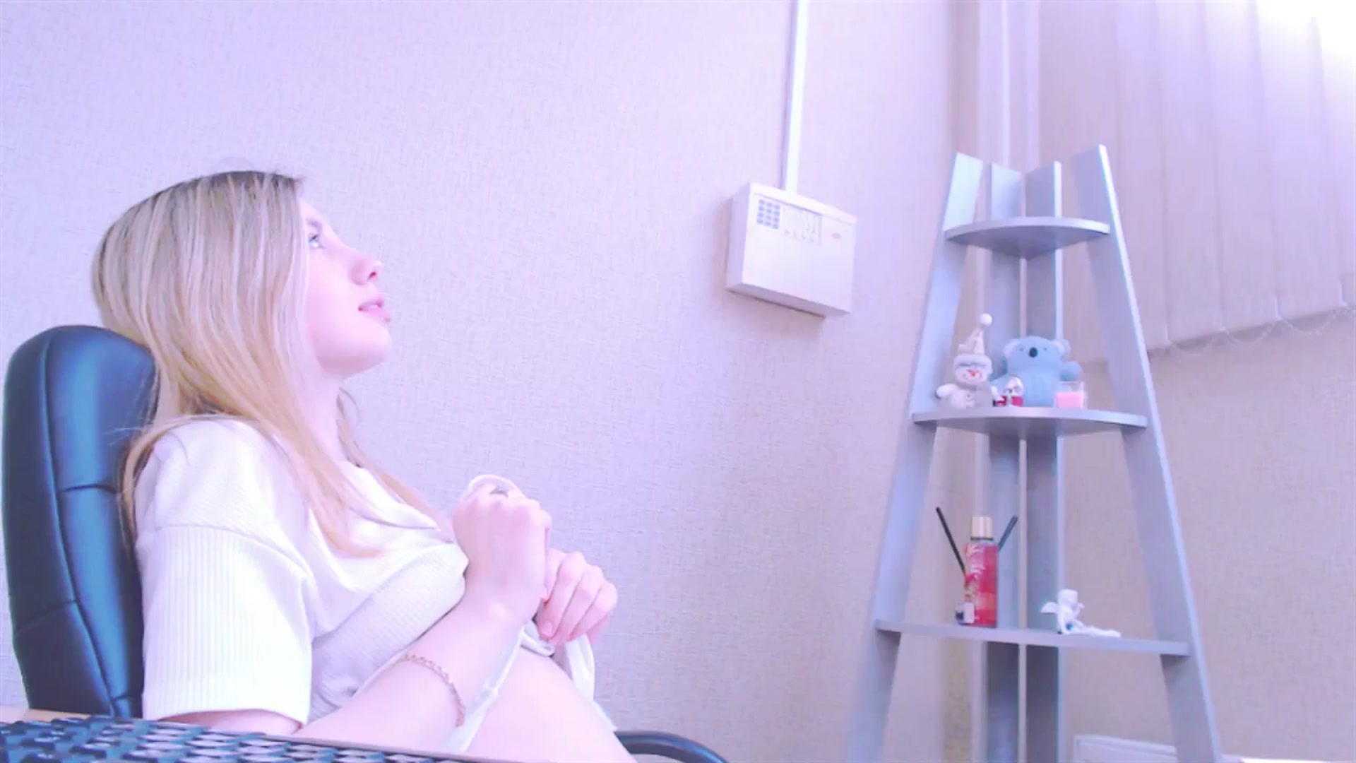 Gallery image thumbnail from AliceFire_'s myfreecams stream on, 02/22/2025, 11:00 image 12 of 20