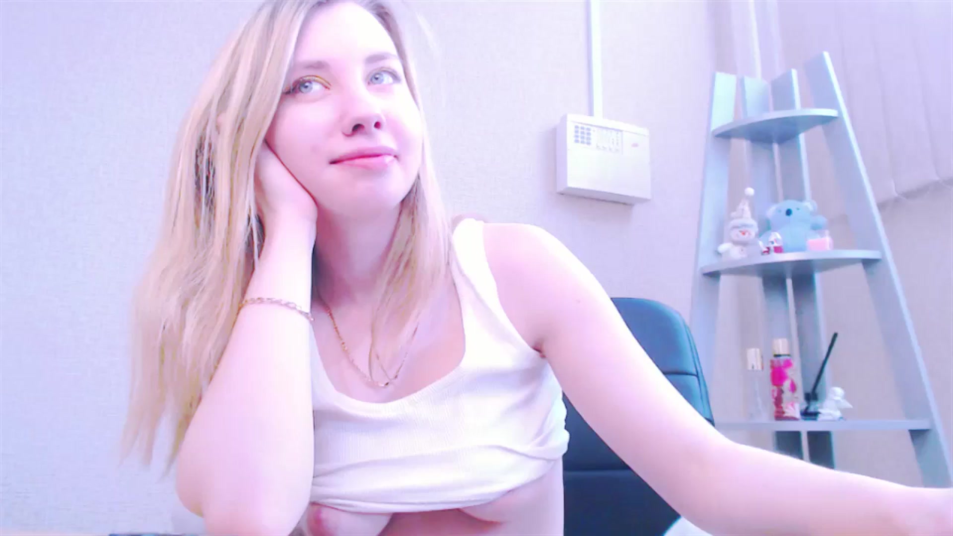 Gallery image thumbnail from AliceFire_'s myfreecams stream on, 02/24/2025, 12:43 image 17 of 20