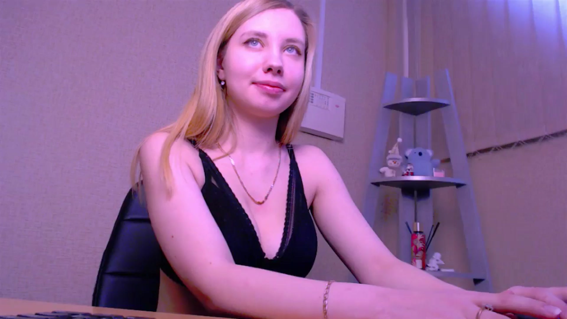 Gallery image thumbnail from AliceFire_'s myfreecams stream on, 02/28/2025, 10:04 image 12 of 20