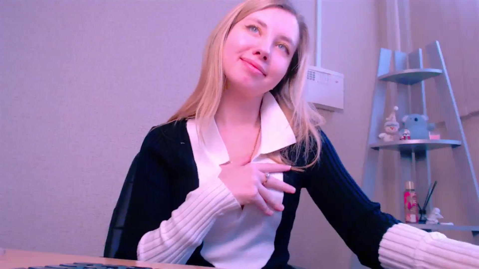 Gallery image thumbnail from AliceFire_'s myfreecams stream on, 03/01/2025, 11:54 image 18 of 20