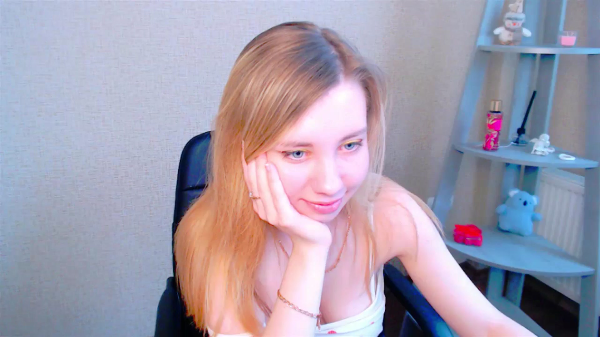Gallery image thumbnail from AliceFire_'s myfreecams stream on, 03/19/2025, 09:32 image 13 of 20