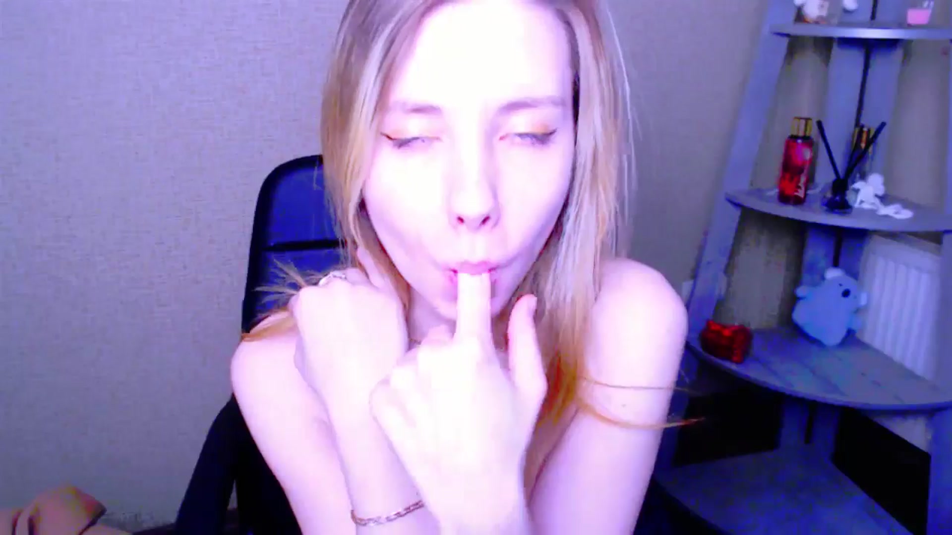 Gallery image thumbnail from AliceFire_'s myfreecams stream on, 03/24/2025, 15:28 image 16 of 20