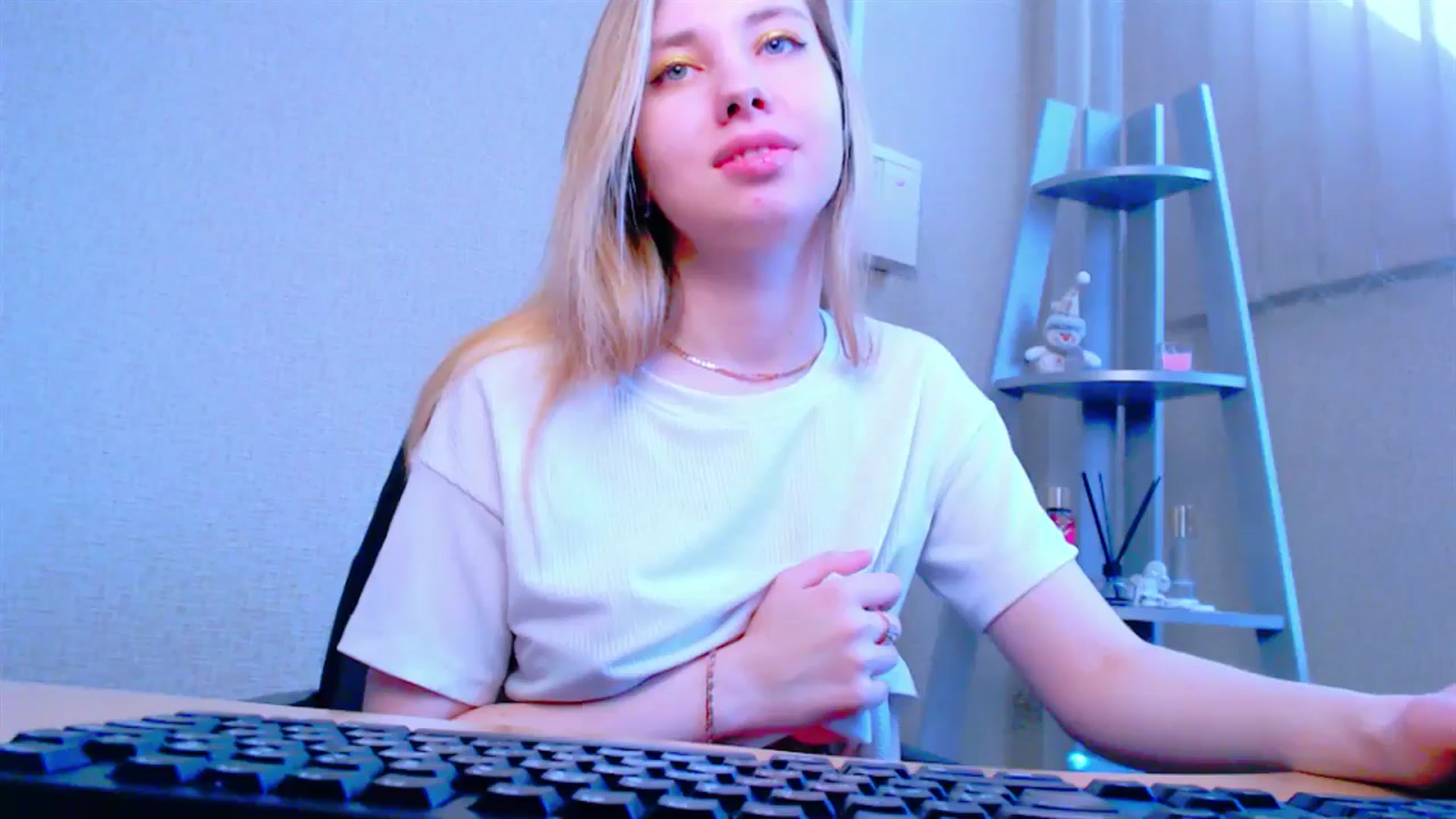 Gallery image thumbnail from AliceFire_'s myfreecams stream on, 03/27/2025, 08:41 image 12 of 20