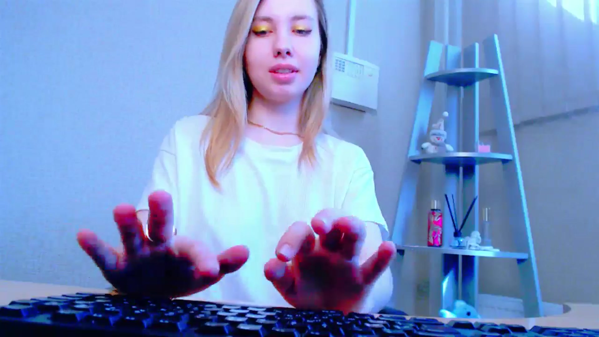 Gallery image thumbnail from AliceFire_'s myfreecams stream on, 03/27/2025, 08:41 image 6 of 20