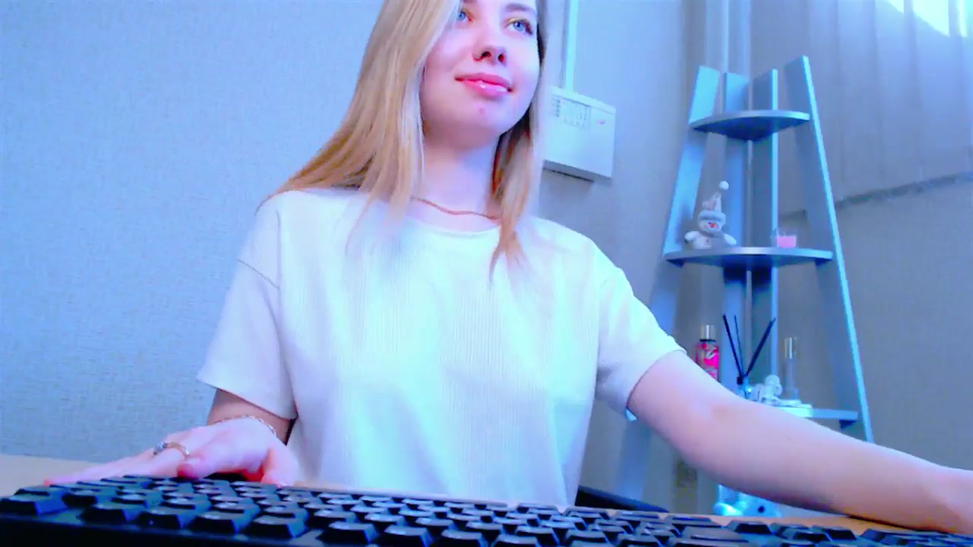 Gallery image thumbnail from AliceFire_'s myfreecams stream on, 03/27/2025, 08:41 image 5 of 20