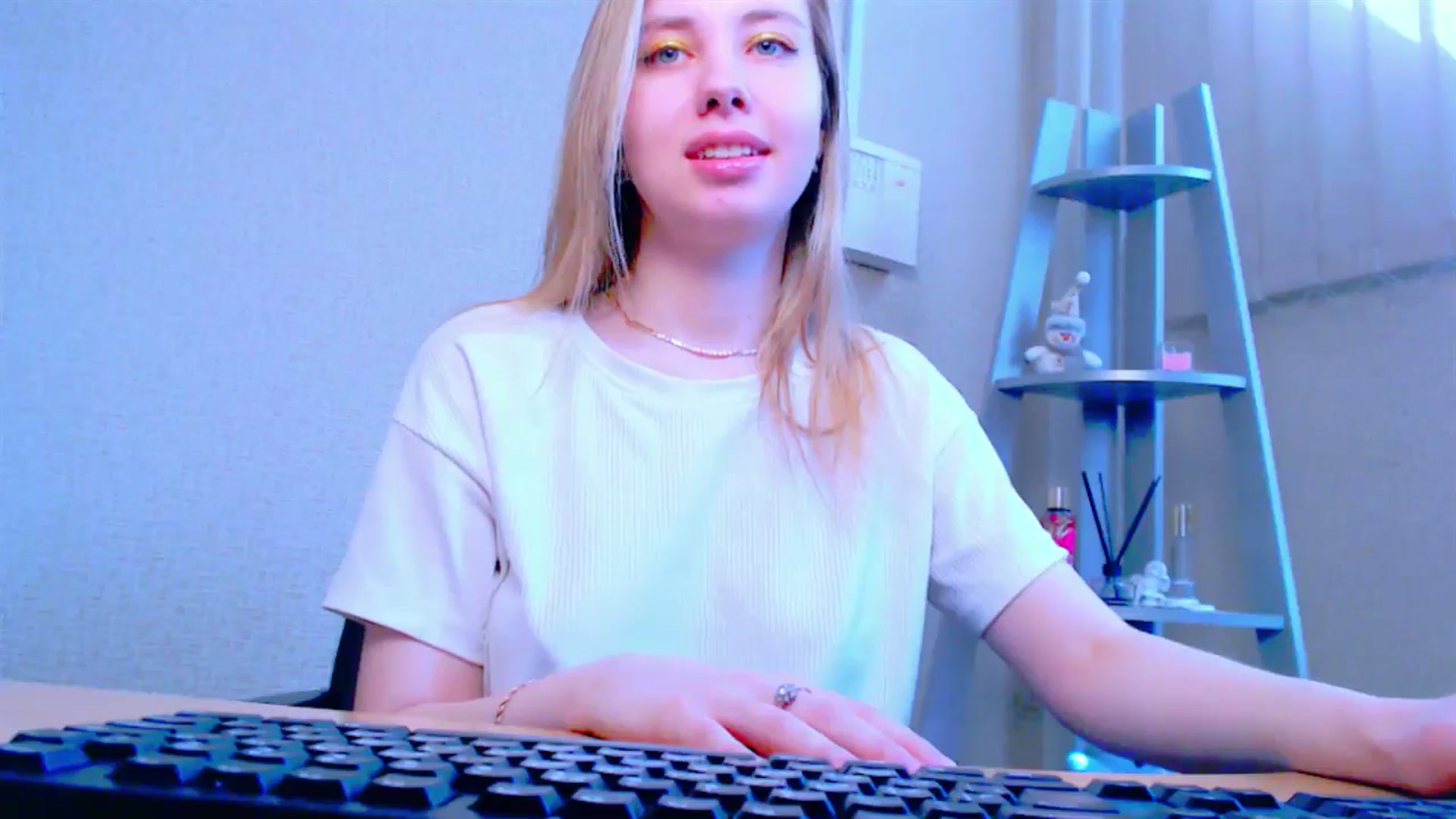 Gallery image thumbnail from AliceFire_'s myfreecams stream on, 03/27/2025, 08:41 image 11 of 20