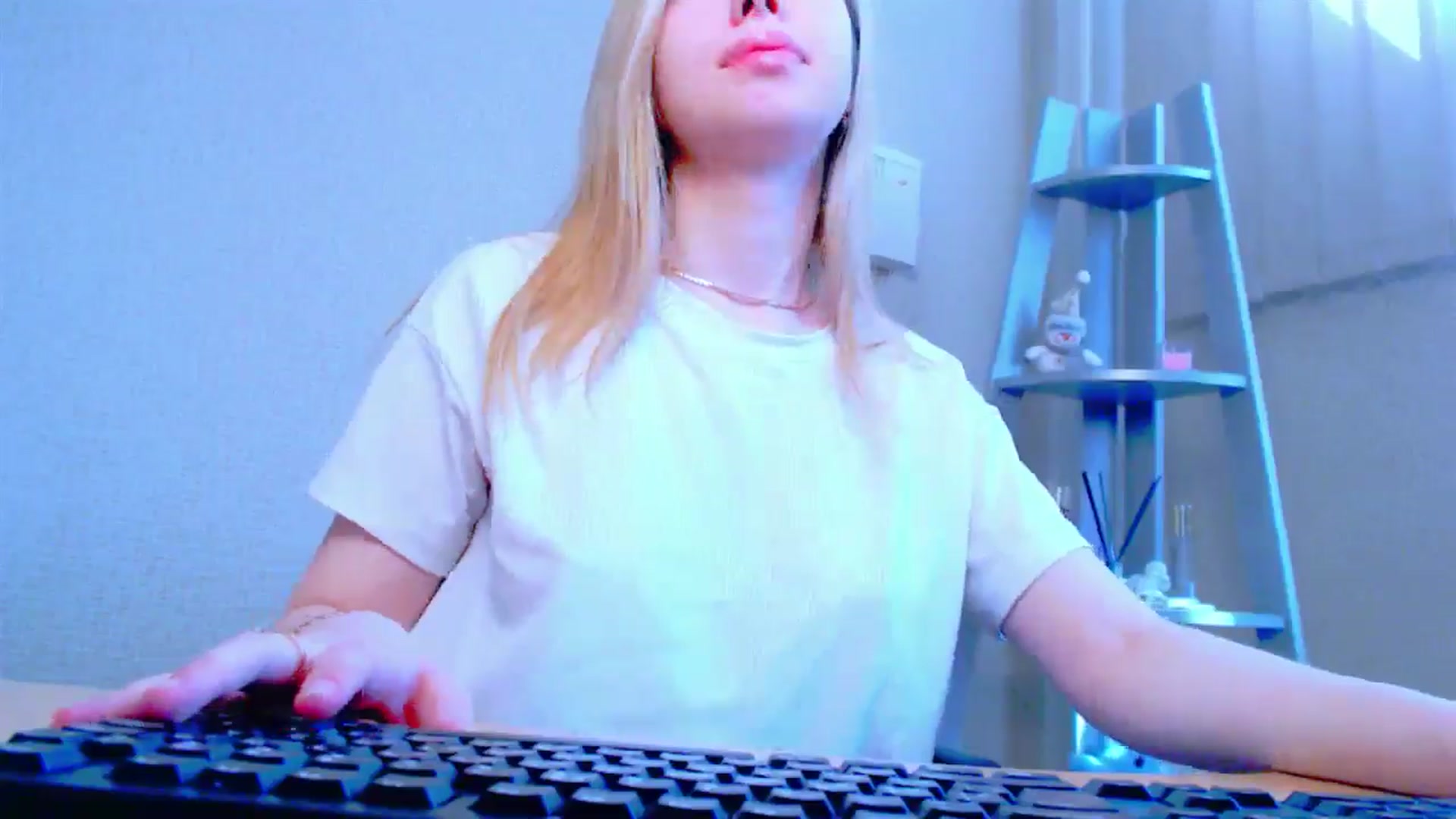 Gallery image thumbnail from AliceFire_'s myfreecams stream on, 03/27/2025, 08:41 image 3 of 20