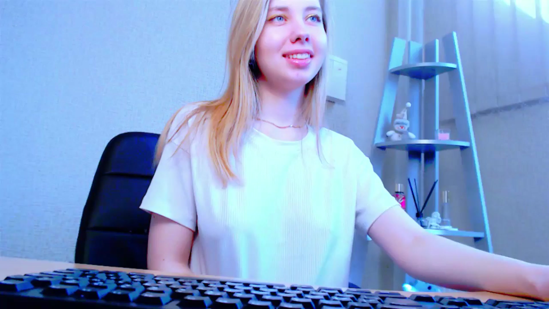 Gallery image thumbnail from AliceFire_'s myfreecams stream on, 03/27/2025, 08:41 image 8 of 20