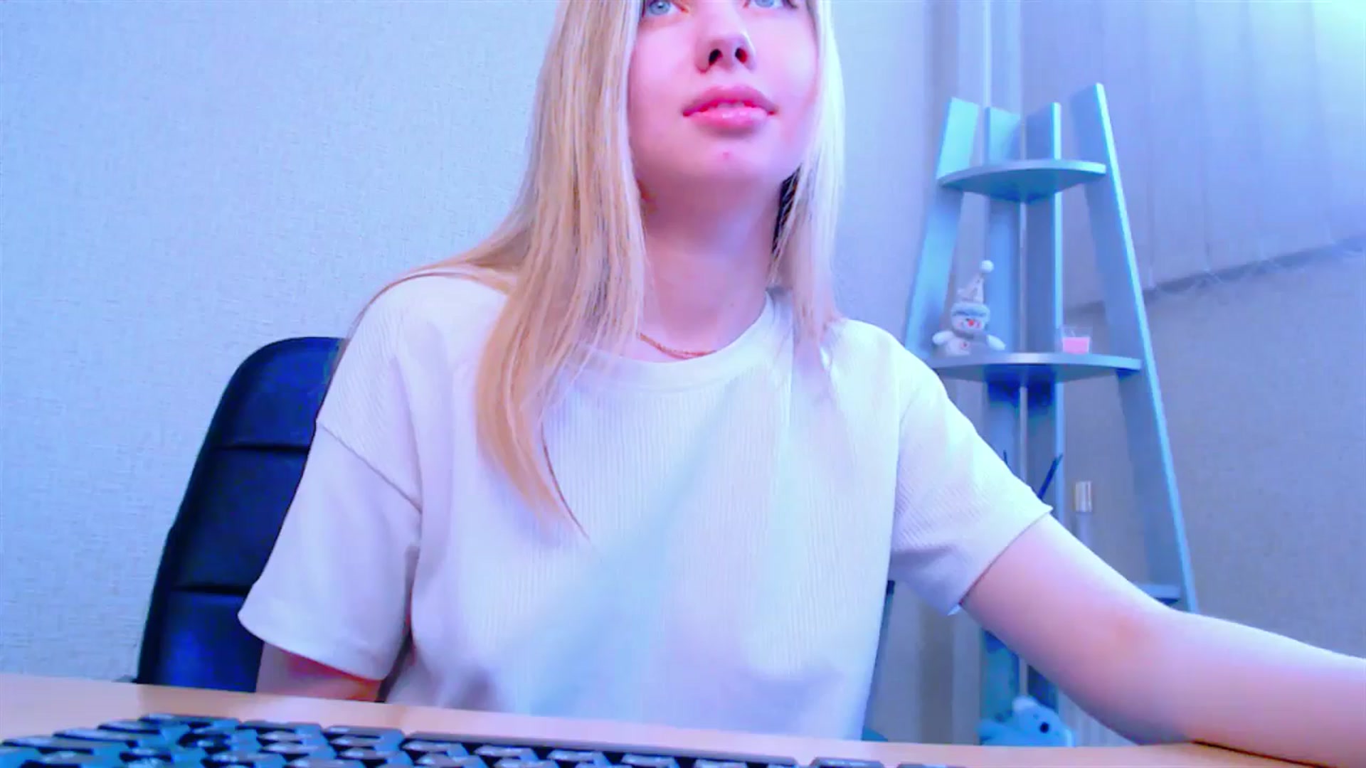 Gallery image thumbnail from AliceFire_'s myfreecams stream on, 03/27/2025, 11:50 image 19 of 20