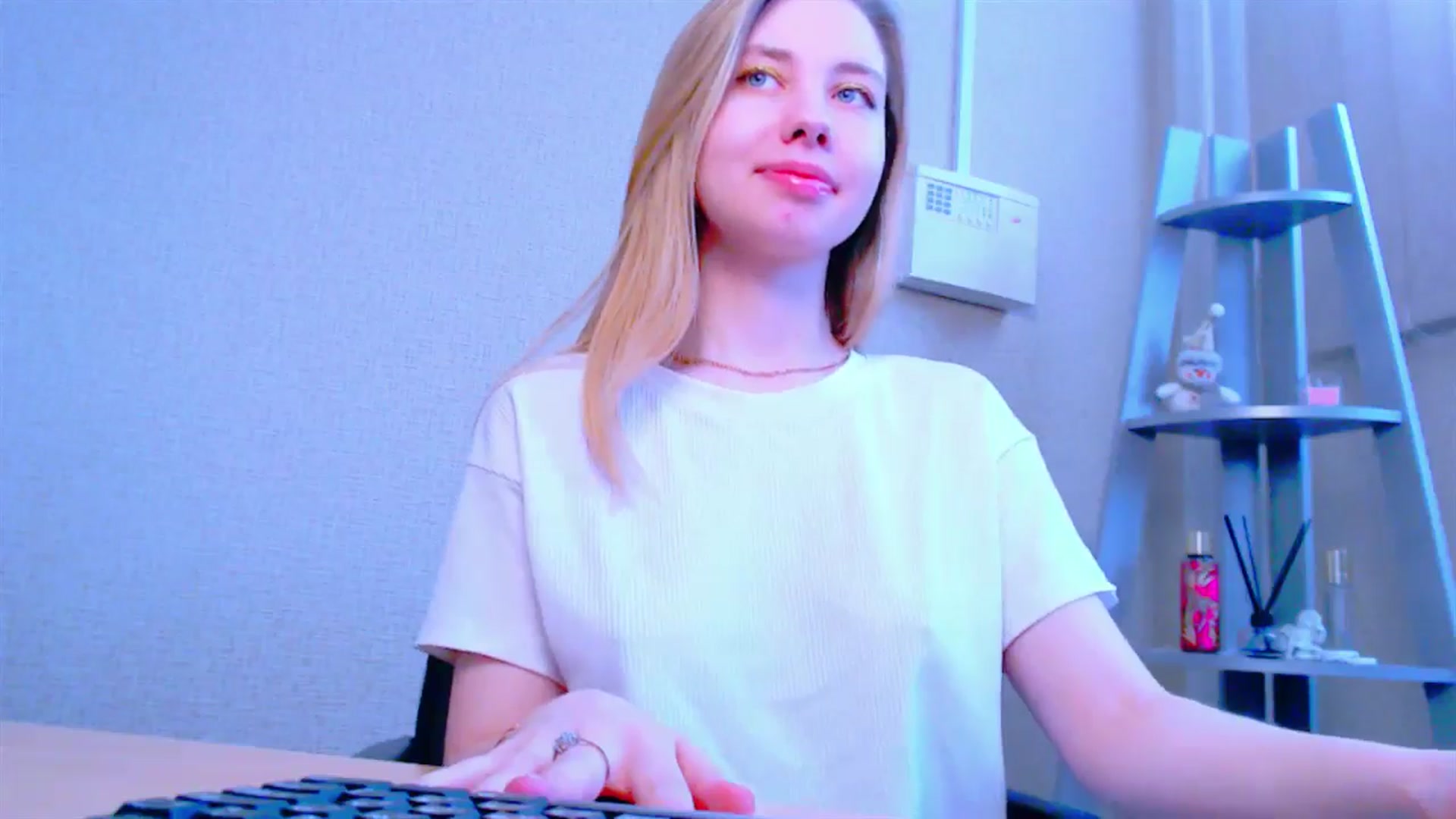 Gallery image thumbnail from AliceFire_'s myfreecams stream on, 03/27/2025, 11:50 image 5 of 20