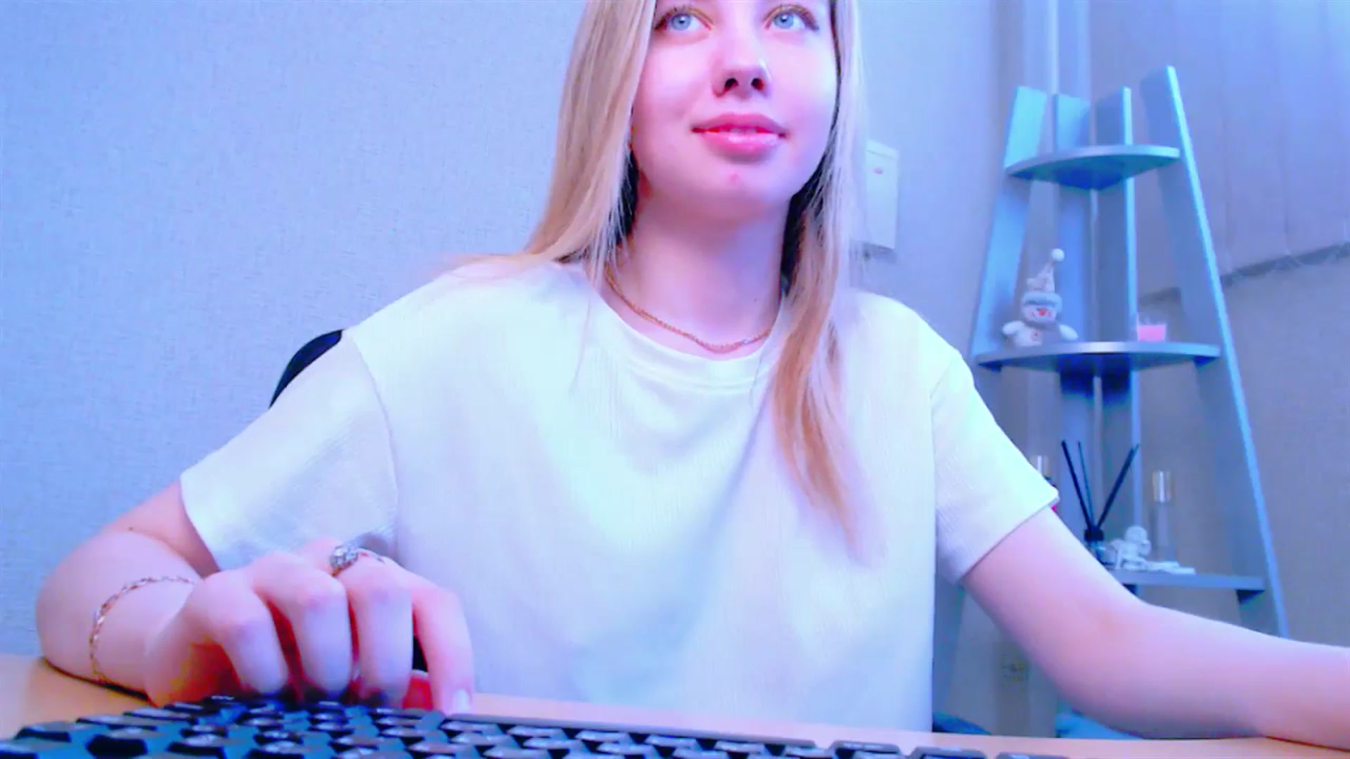 Gallery image thumbnail from AliceFire_'s myfreecams stream on, 03/27/2025, 11:50 image 18 of 20