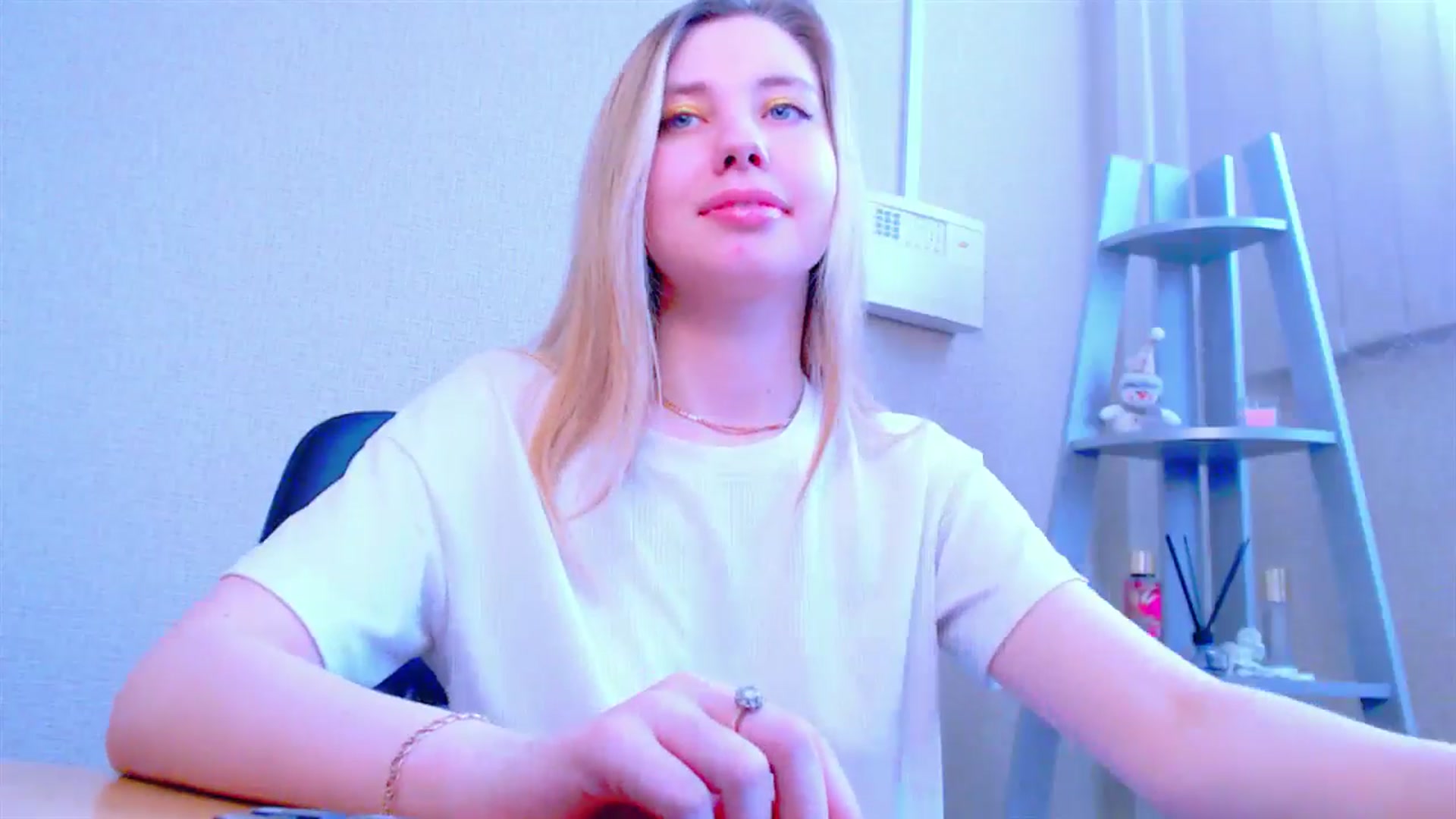 Gallery image thumbnail from AliceFire_'s myfreecams stream on, 03/27/2025, 11:50 image 16 of 20