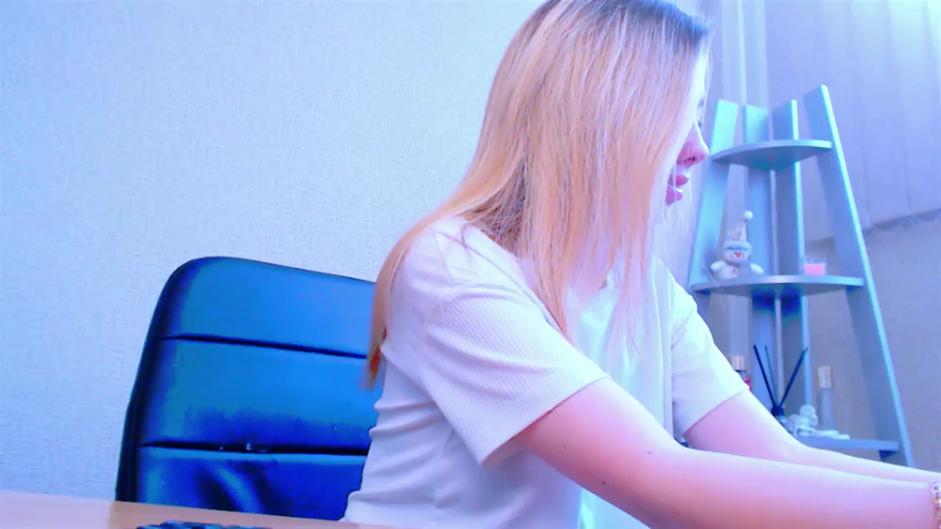 Gallery image thumbnail from AliceFire_'s myfreecams stream on, 03/27/2025, 11:50 image 15 of 20