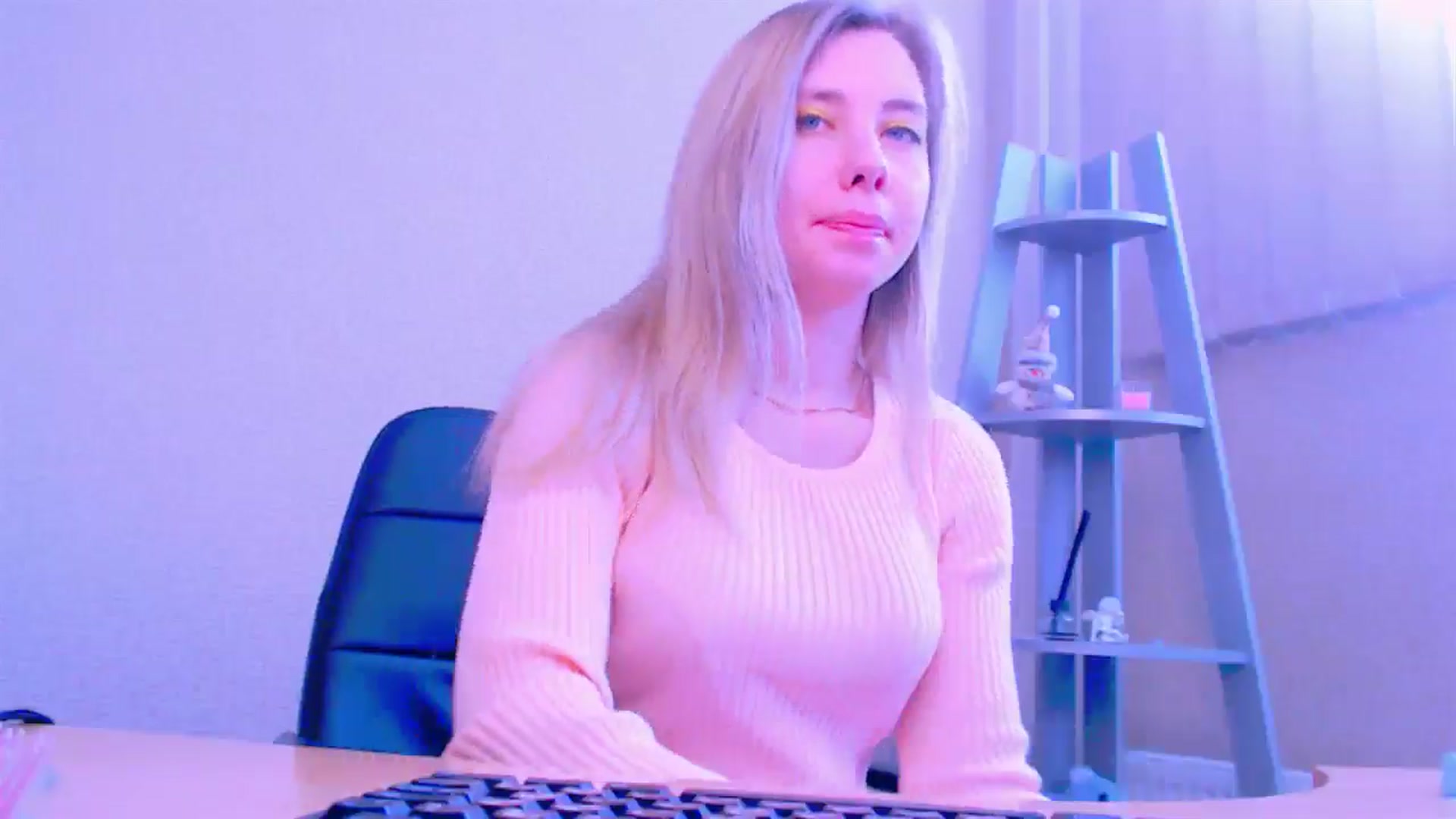 Gallery image thumbnail from AliceFire_'s myfreecams stream on, 04/03/2025, 12:00 image 18 of 20
