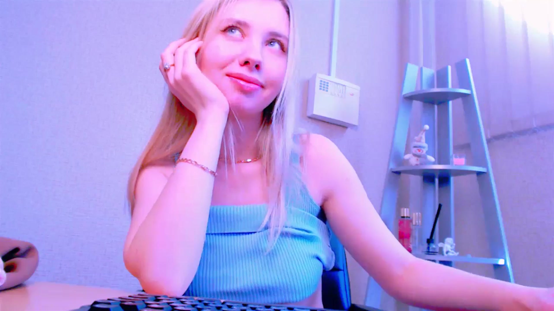 Gallery image thumbnail from AliceFire_'s myfreecams stream on, 04/04/2025, 09:12 image 5 of 20