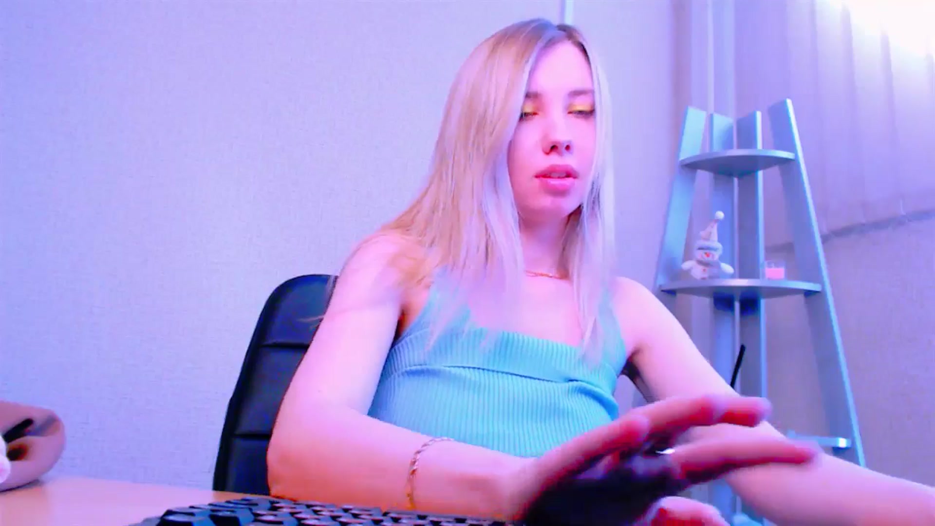 Gallery image thumbnail from AliceFire_'s myfreecams stream on, 04/04/2025, 09:12 image 7 of 20