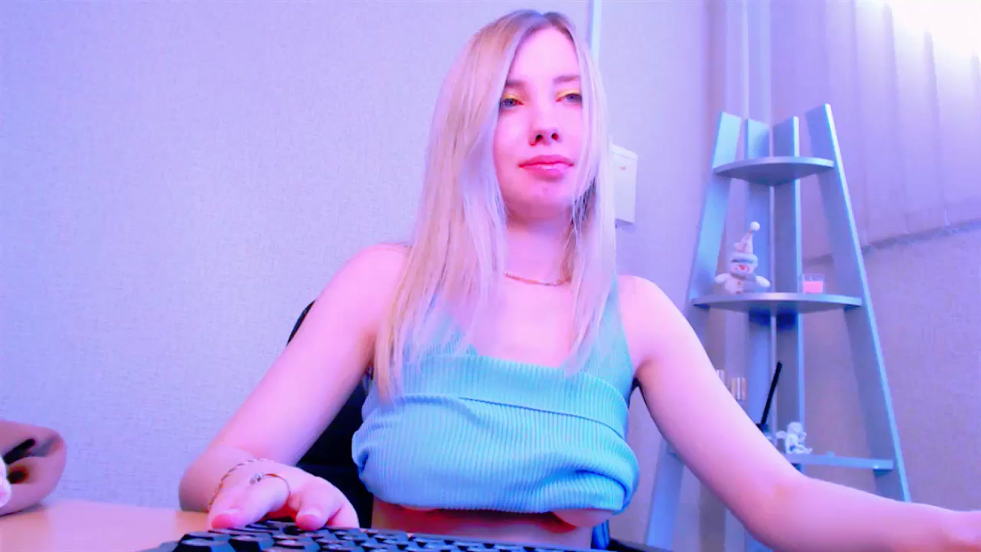Gallery image thumbnail from AliceFire_'s myfreecams stream on, 04/04/2025, 09:12 image 10 of 20