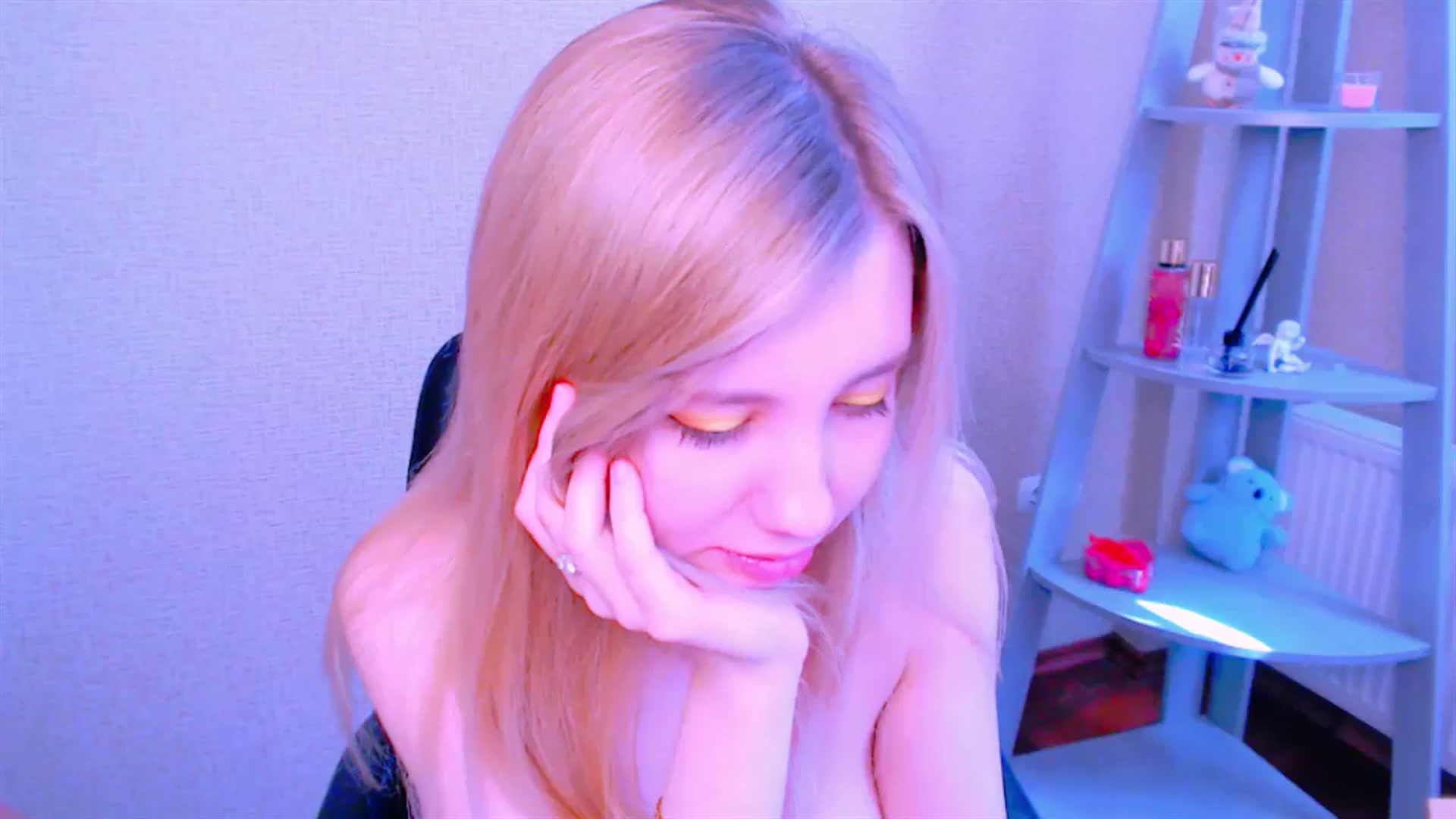 Gallery image thumbnail from AliceFire_'s myfreecams stream on, 04/04/2025, 09:12 image 19 of 20
