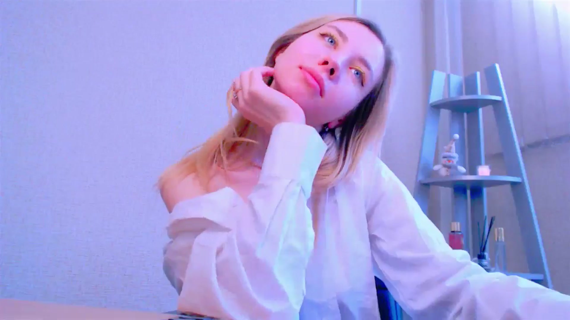 Gallery image thumbnail from AliceFire_'s myfreecams stream on, 04/10/2025, 09:50 image 17 of 20