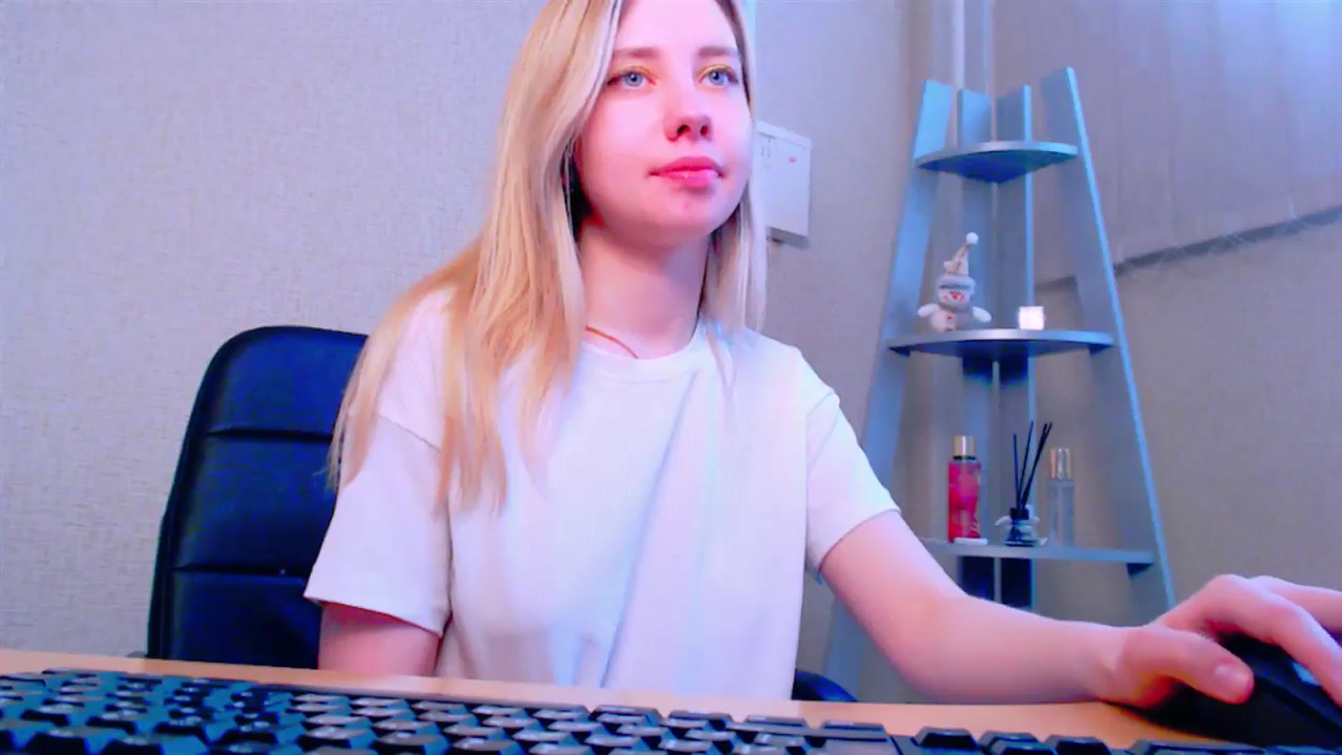 Gallery image thumbnail from AliceFire_'s myfreecams stream on, 04/10/2025, 13:59 image 14 of 20