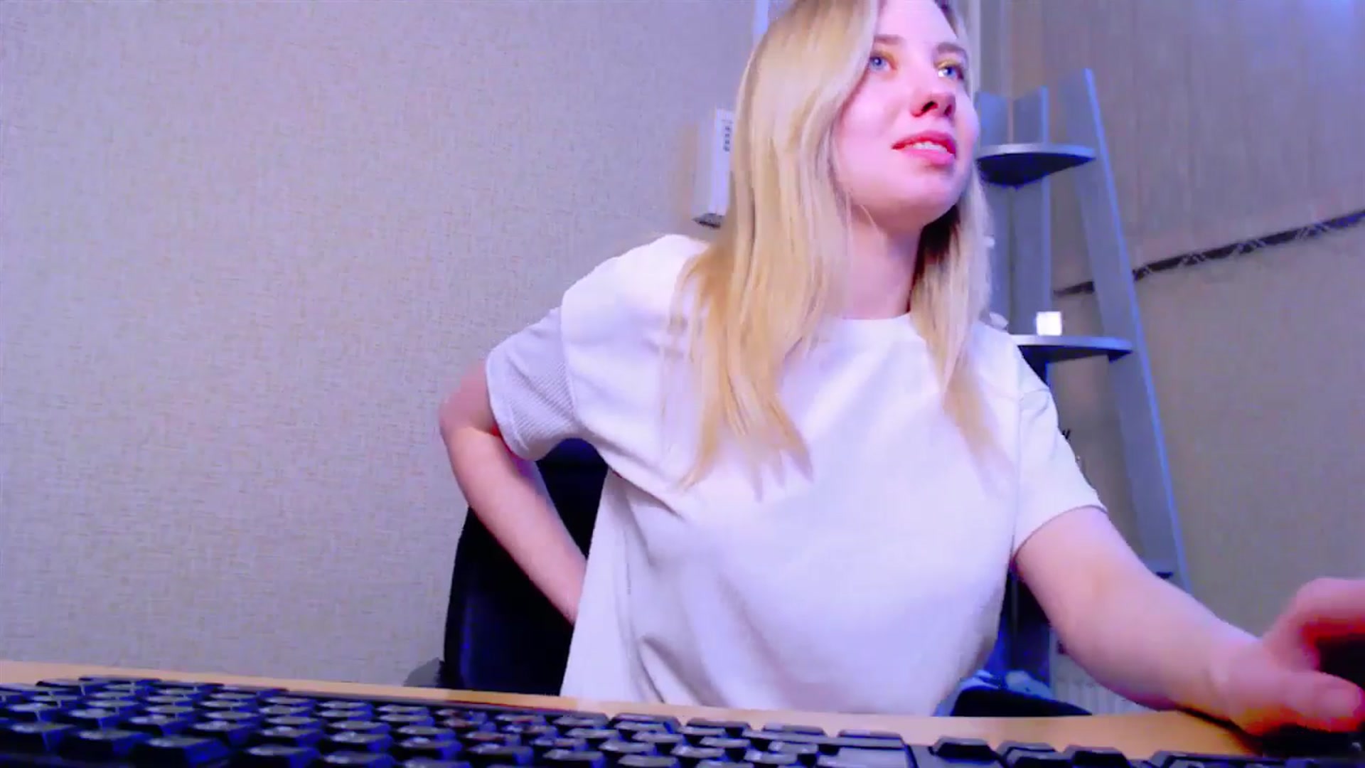 Gallery image thumbnail from AliceFire_'s myfreecams stream on, 04/10/2025, 13:59 image 13 of 20