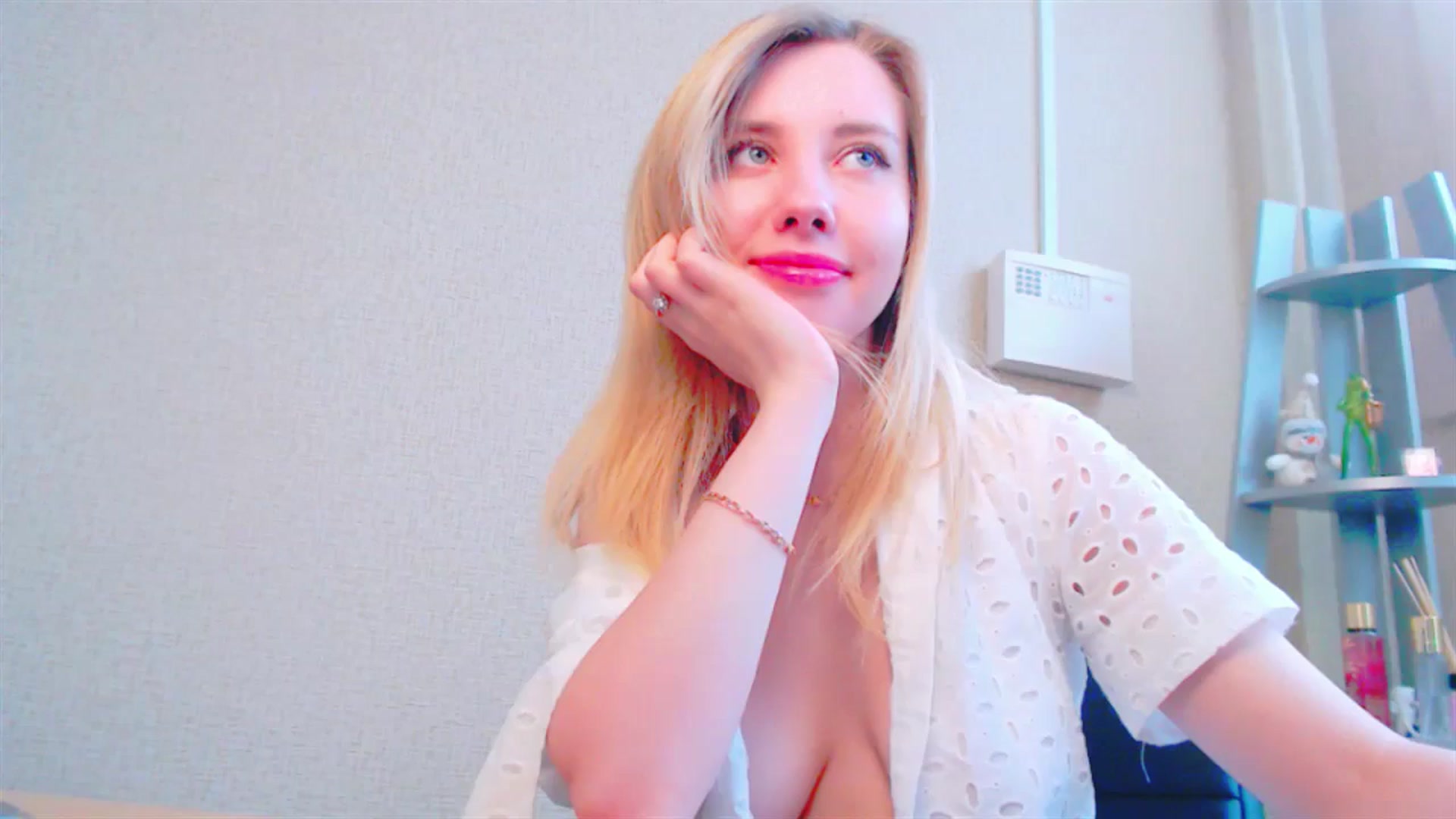 Gallery image thumbnail from AliceFire_'s myfreecams stream on, 04/21/2025, 11:46 image 9 of 20