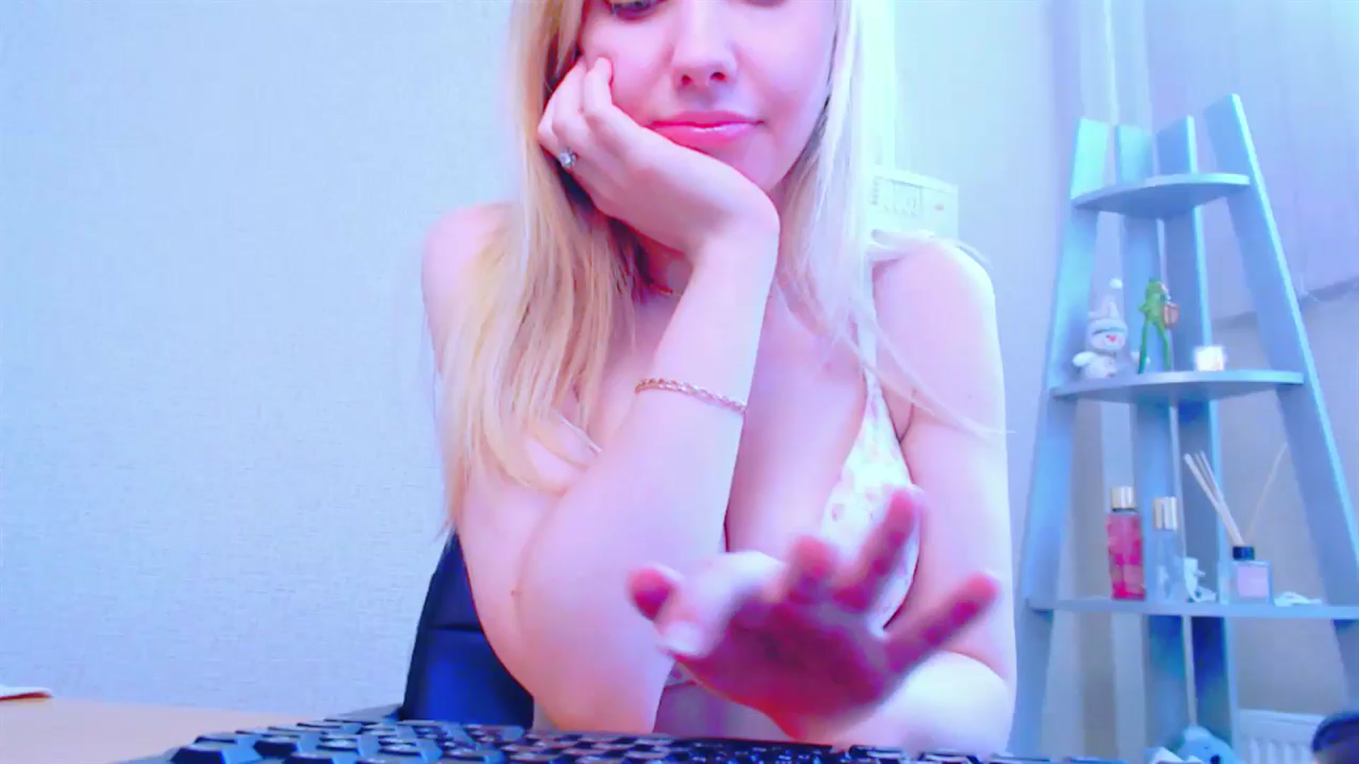 Gallery image thumbnail from AliceFire_'s myfreecams stream on, 04/26/2025, 12:16 image 12 of 20