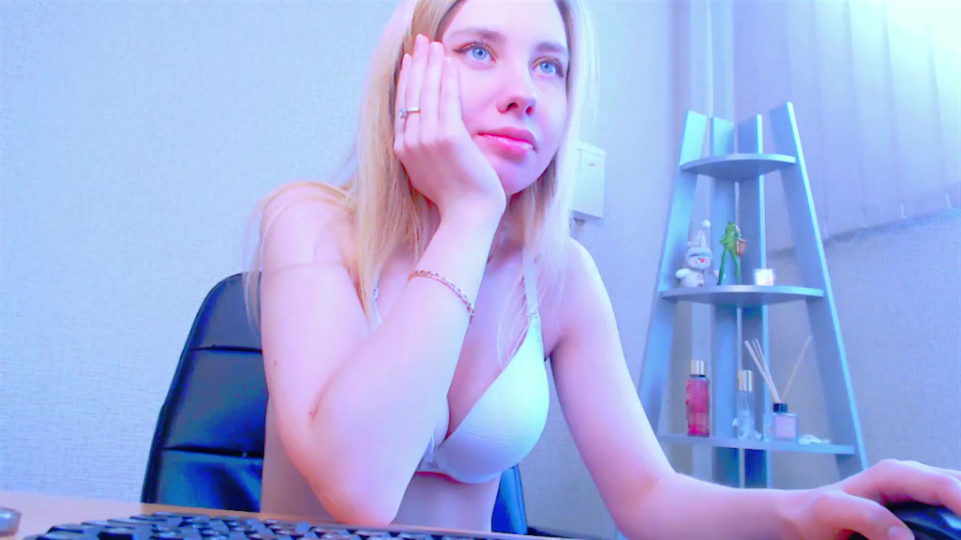 Gallery image thumbnail from AliceFire_'s myfreecams stream on, 04/28/2025, 11:20 image 13 of 20