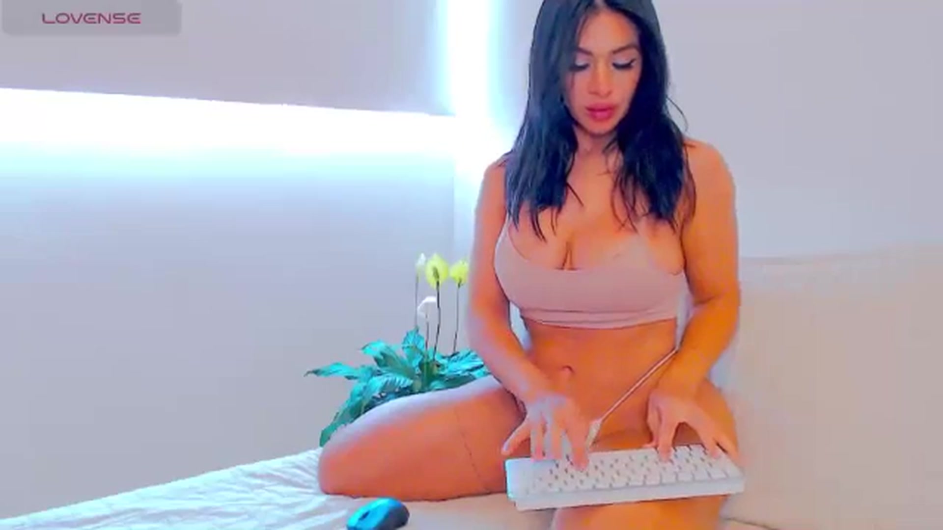Gallery image thumbnail from AliceFox_'s myfreecams stream on, 01/23/2025, 18:29 image 8 of 20