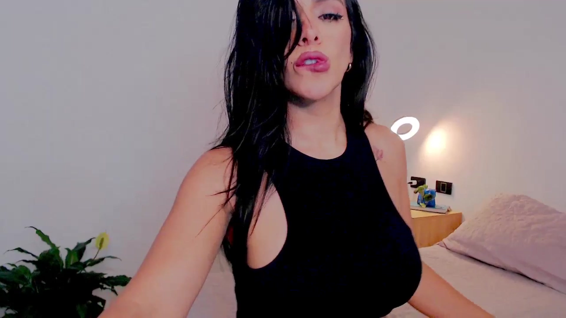 Gallery image thumbnail from AliceFox_'s myfreecams stream on, 12/05/2025, 02:12 image 13 of 20