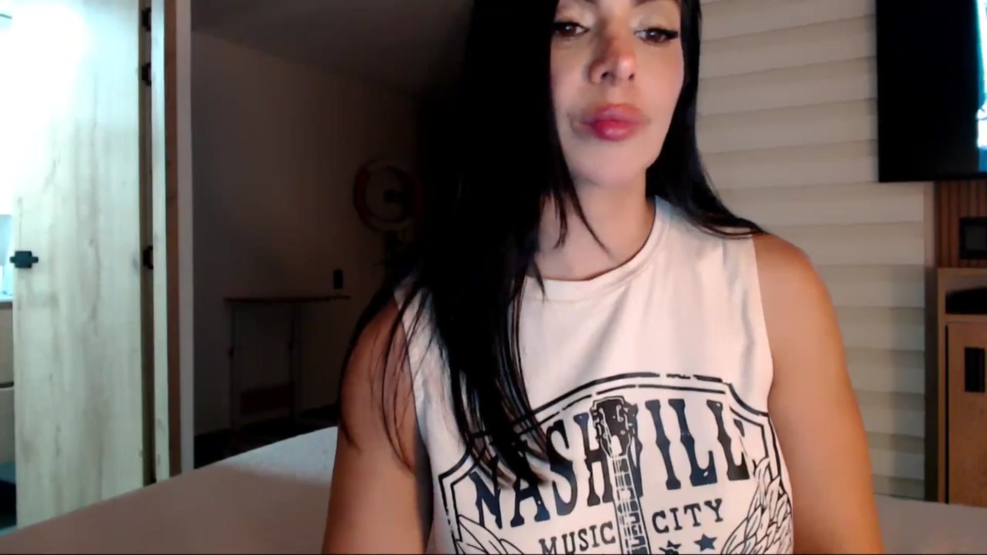 Gallery image thumbnail from AliceFox_'s myfreecams stream on, 02/22/2026, 02:24 image 6 of 20
