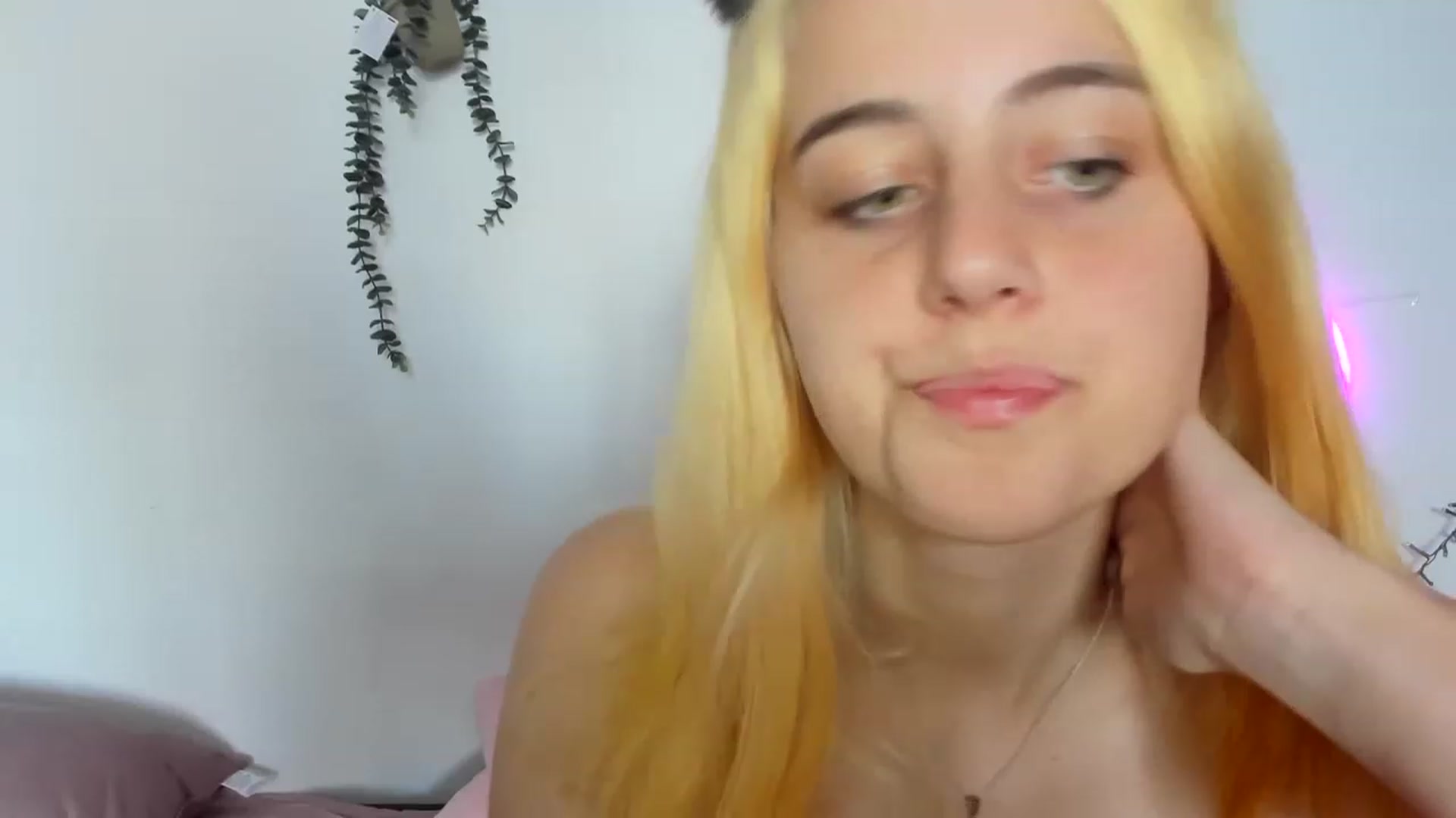 Gallery image thumbnail from AliceKatz's myfreecams stream on, 05/20/2023, 12:16 image 16 of 20