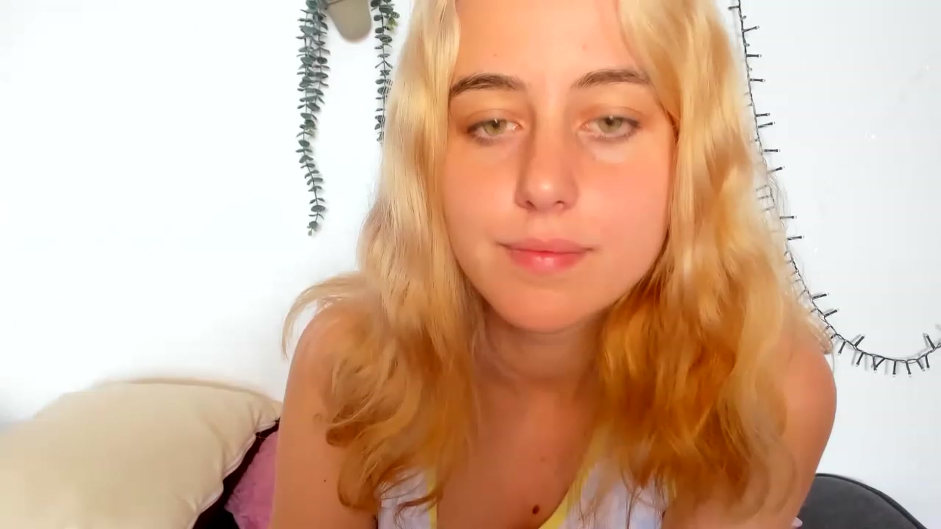 Gallery image thumbnail from AliceKatz's myfreecams stream on, 06/03/2023, 09:32 image 17 of 20