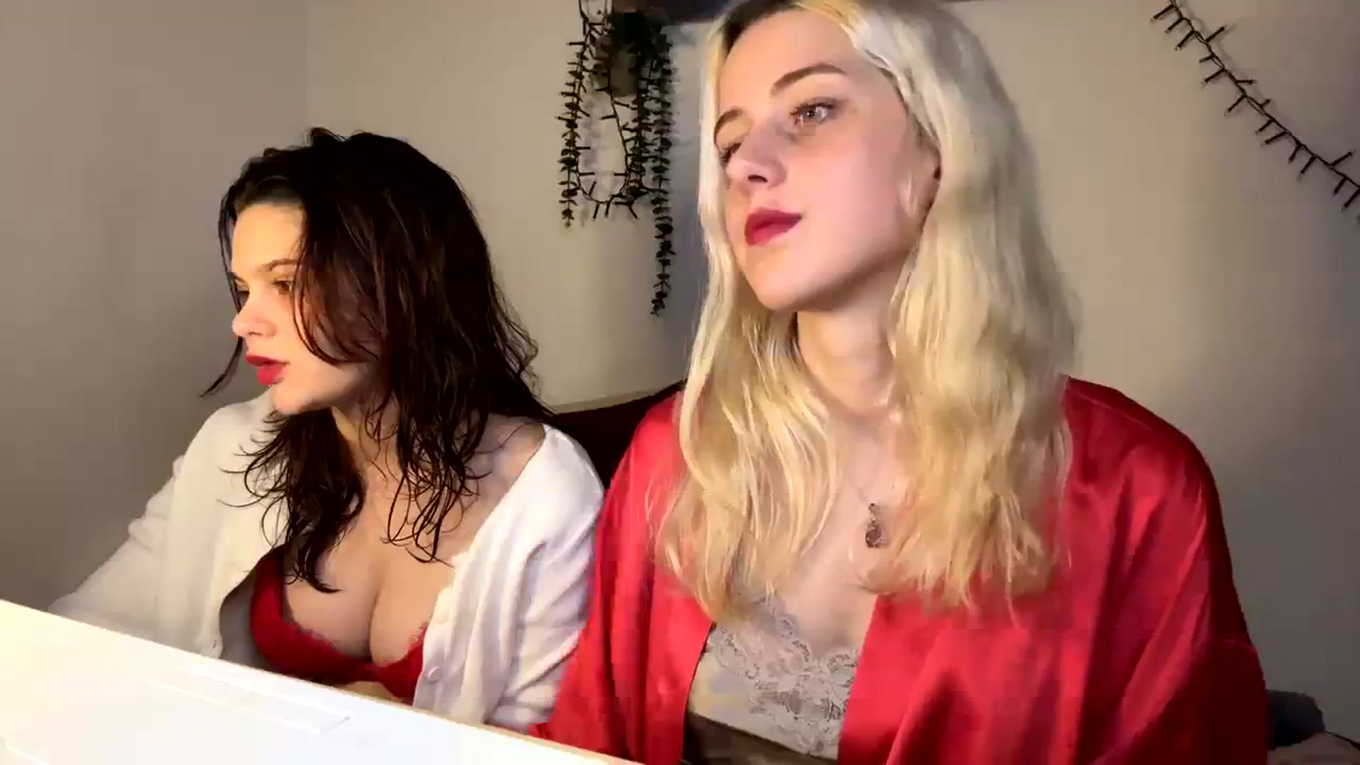 Gallery image thumbnail from AliceKatz's myfreecams stream on, 12/25/2023, 18:32 image 17 of 20