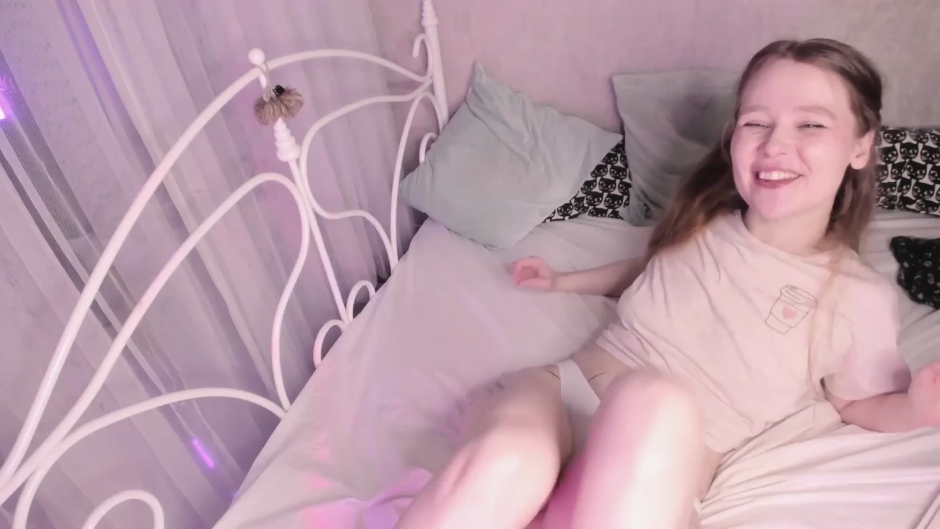 Gallery image thumbnail from AliceKinkyGir's myfreecams stream on, 03/27/2024, 17:43 image 3 of 20