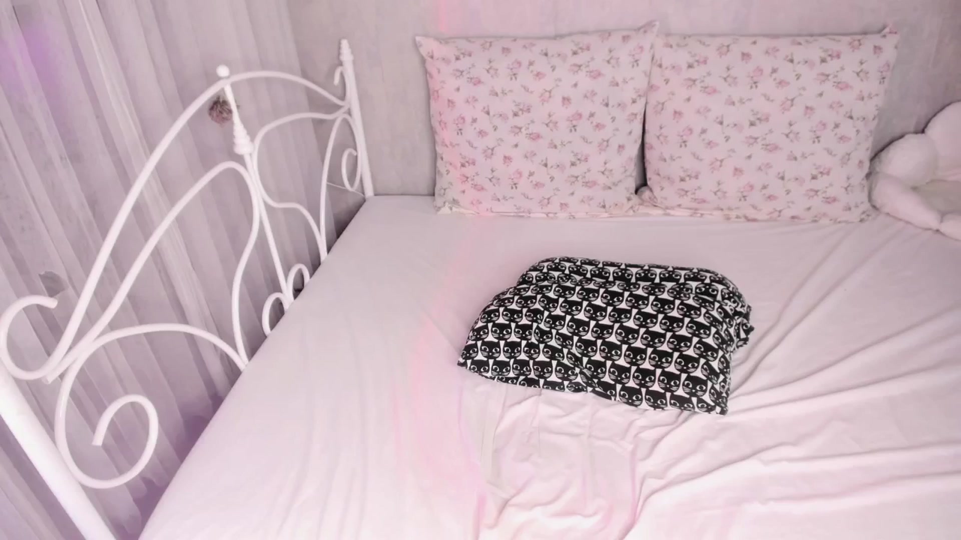 Gallery image thumbnail from AliceKinkyGir's myfreecams stream on, 06/28/2024, 16:07 image 3 of 20